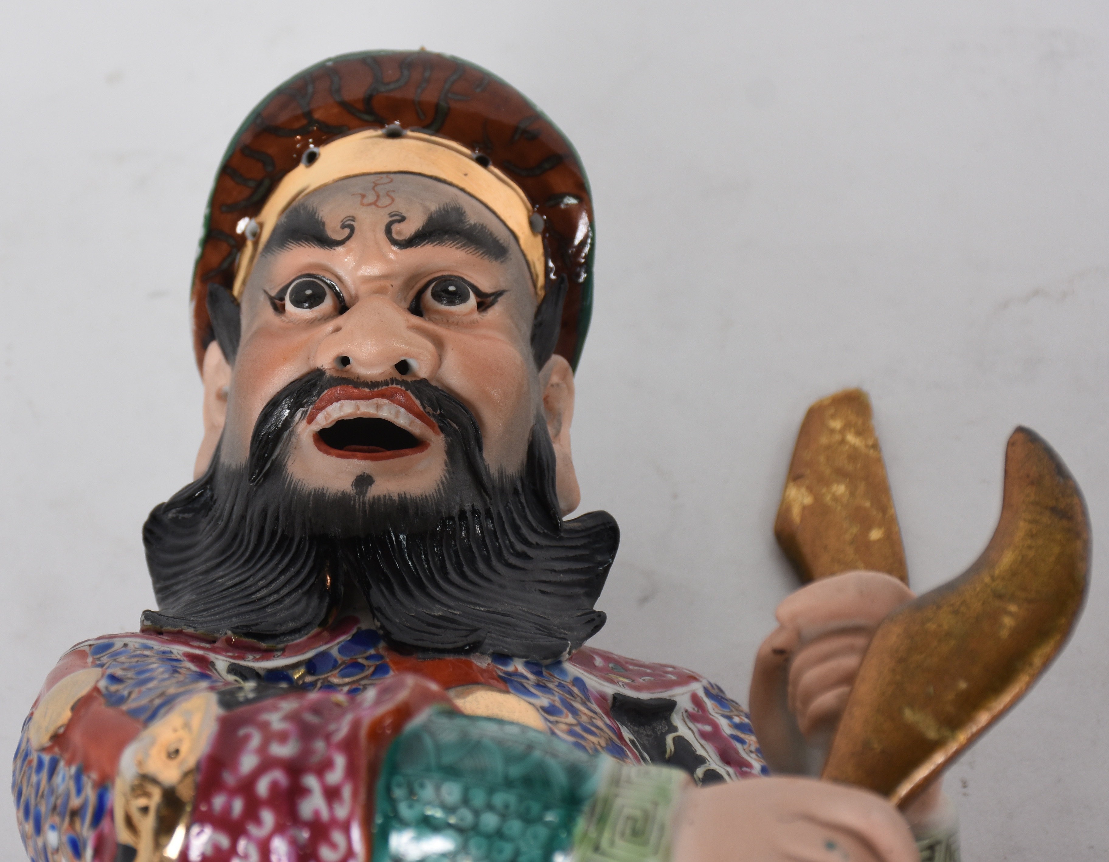 Tres peças de porcelana oriental, sendo: 2 potiches e um guerreiro. - foto 6 de 6