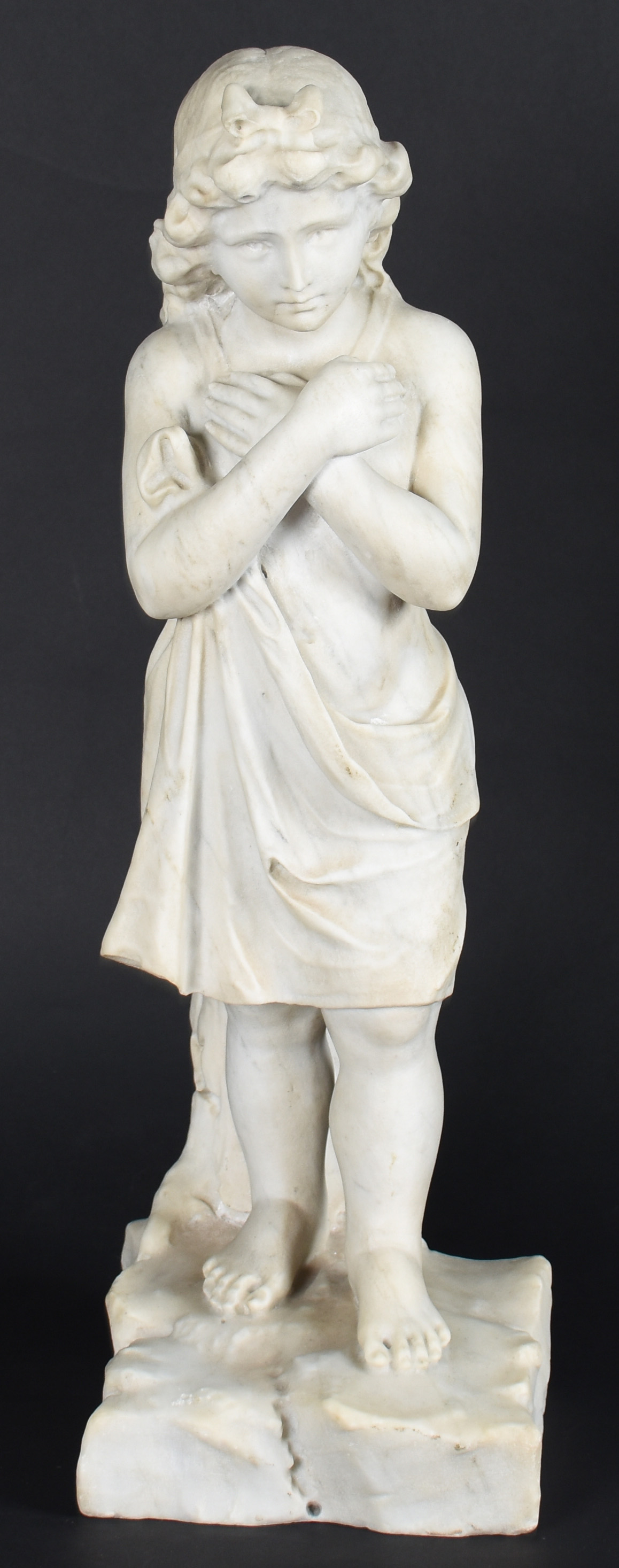 Escultura de mármore representando menina. - foto 1 de 4
