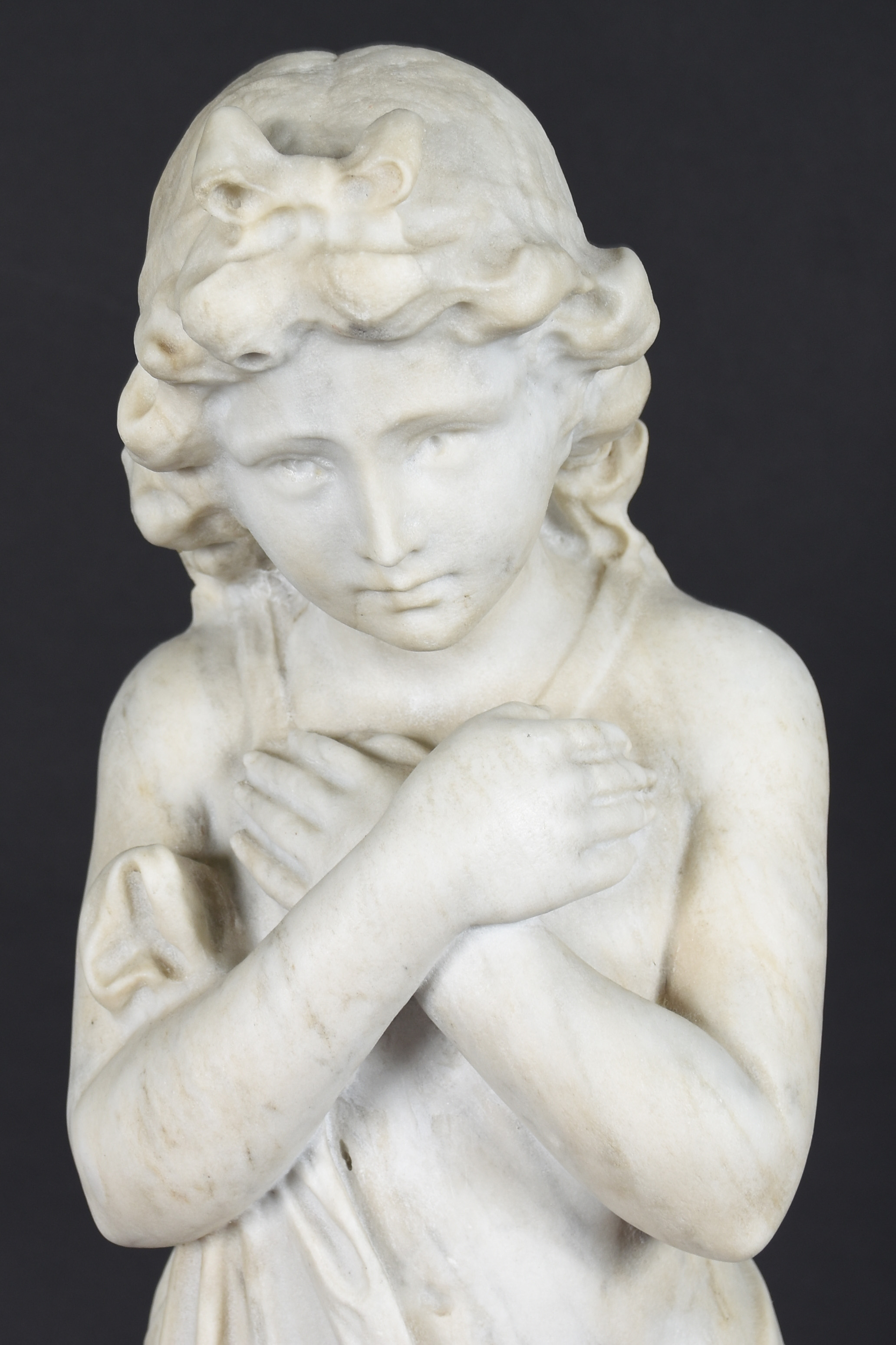 Escultura de mármore representando menina. - foto 2 de 4