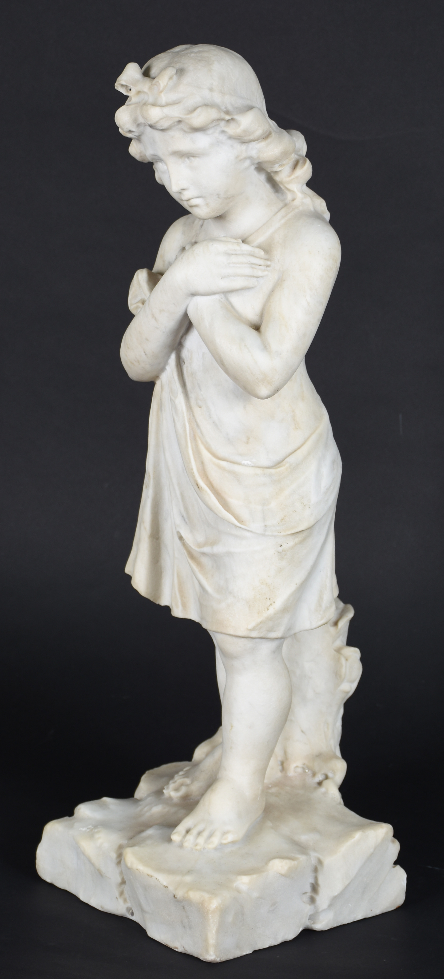 Escultura de mármore representando menina. - foto 3 de 4