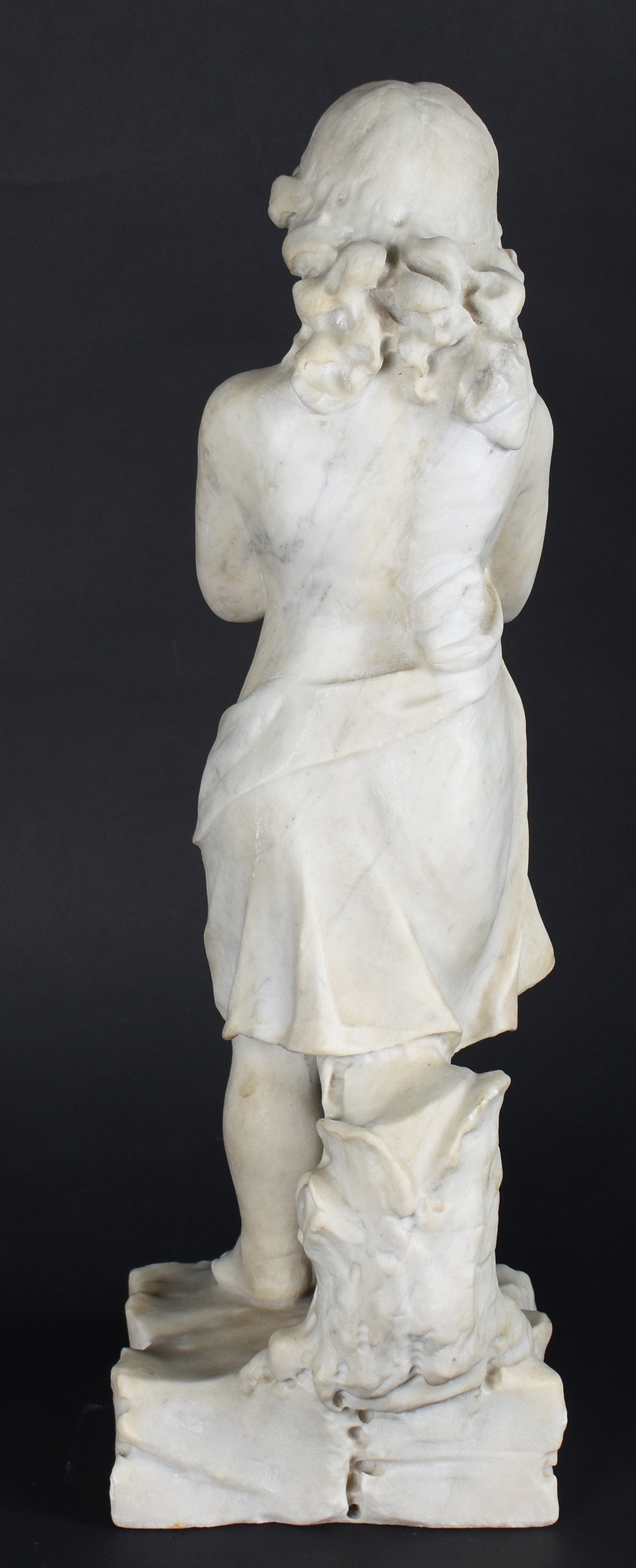Escultura de mármore representando menina. - foto 4 de 4