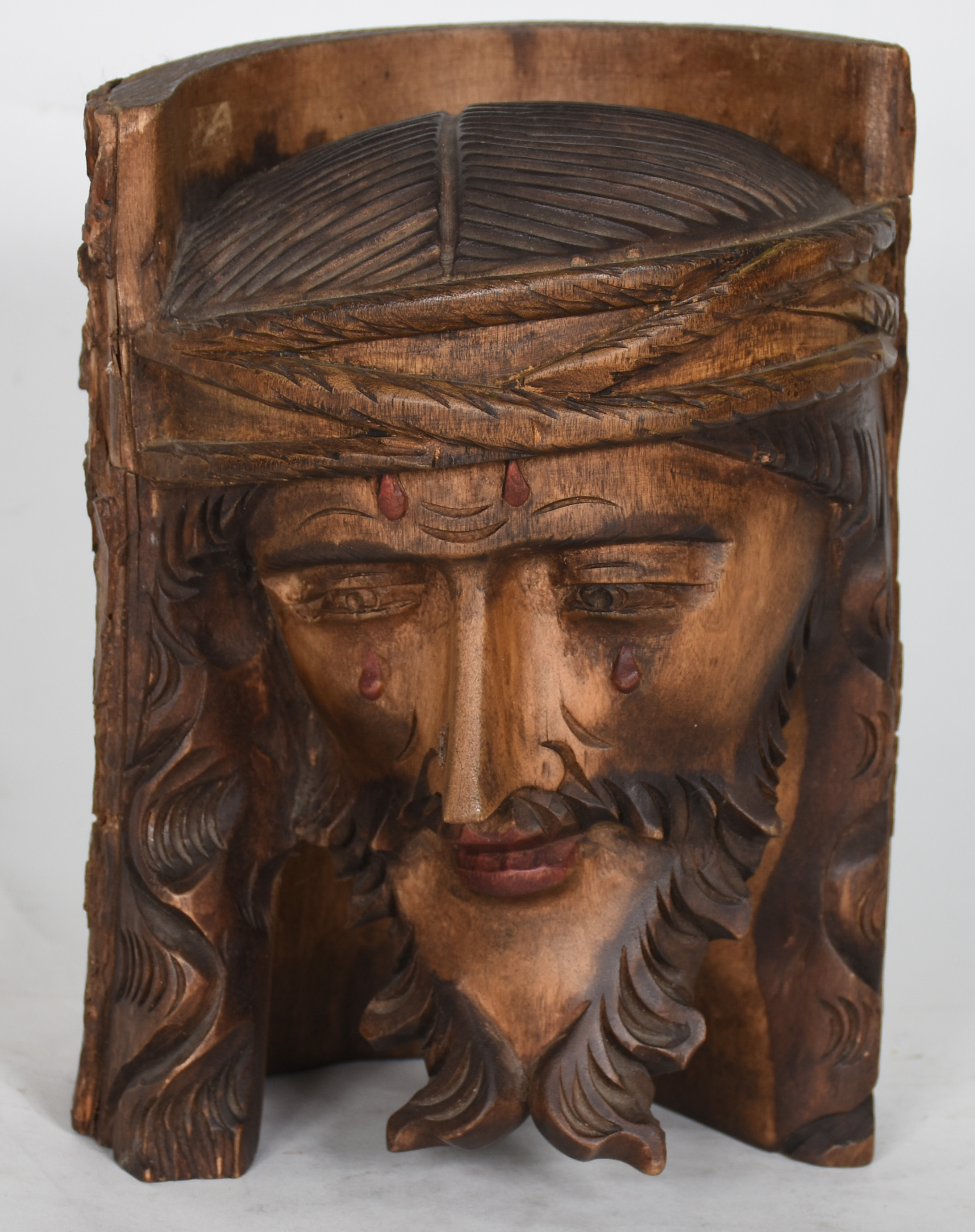 Escultura de madeira entalhada representando cabeça de Cristo. - foto 1 de 4