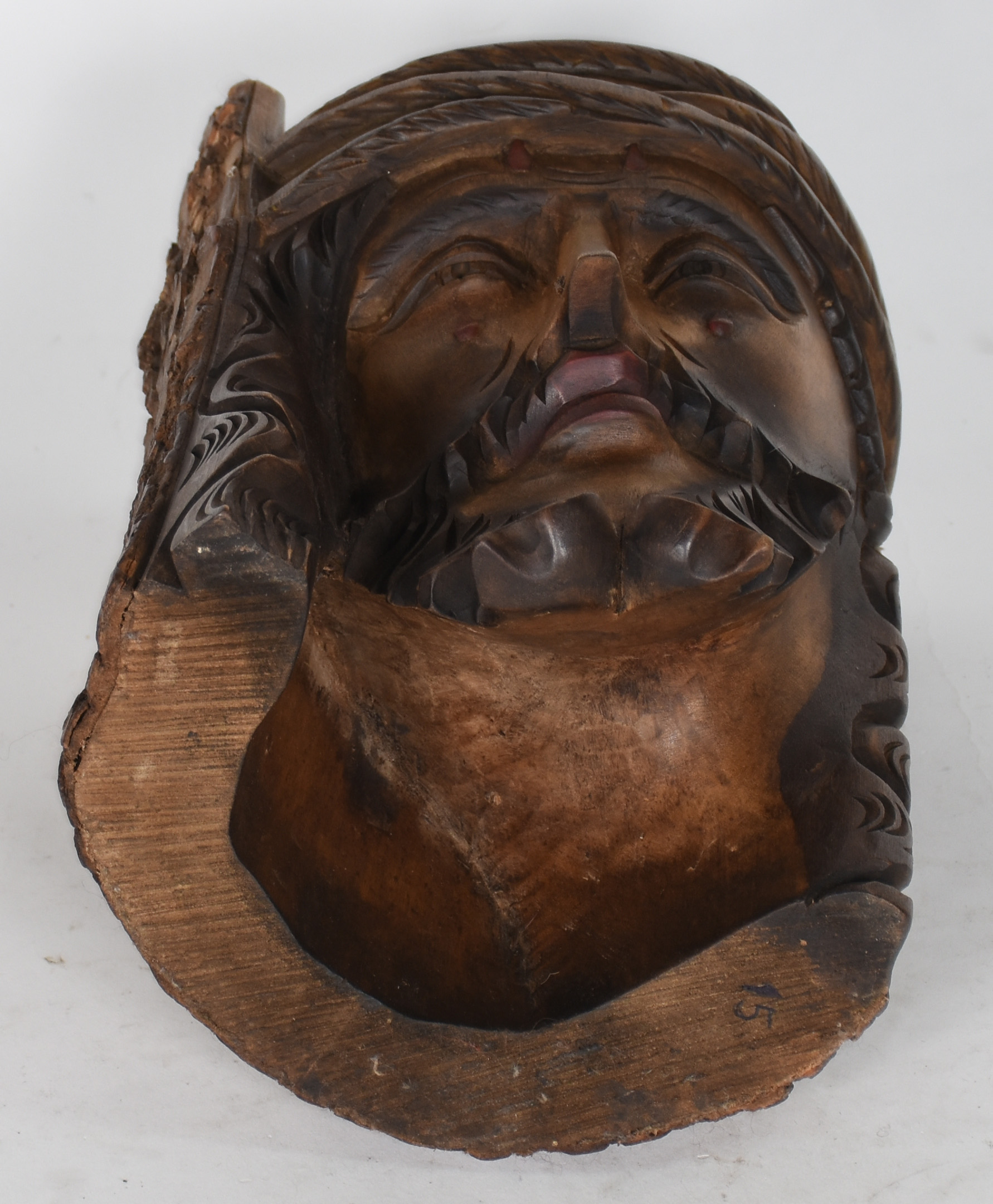 Escultura de madeira entalhada representando cabeça de Cristo. - foto 4 de 4