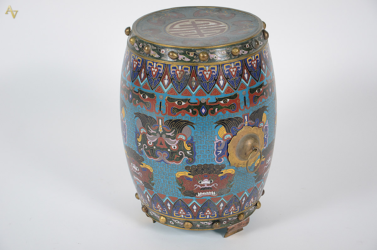 Tamborete de cloisonne com alças de metal. Altura 35 cm. - foto 2 de 3