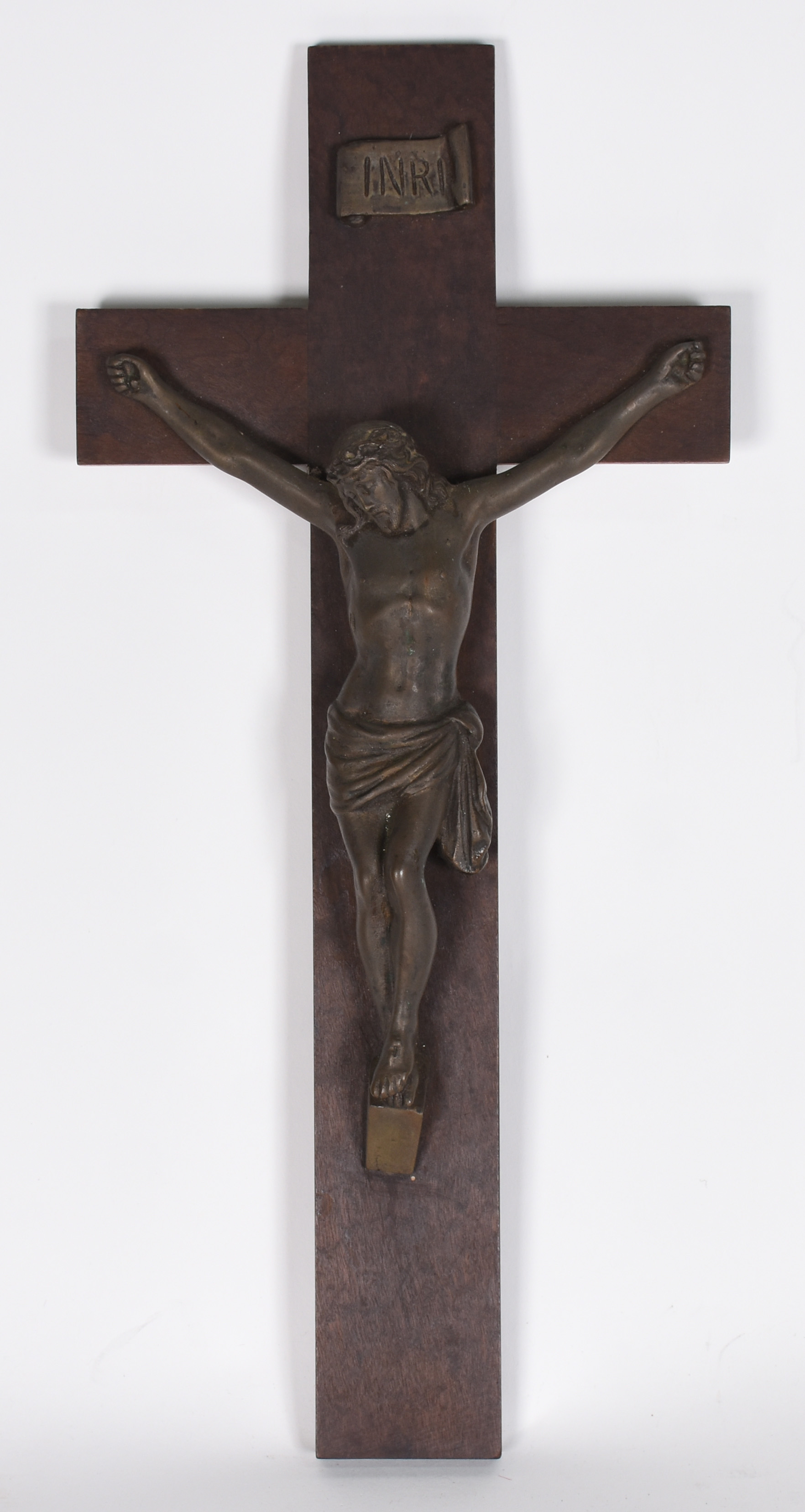 Crucifixo de madeira com figura de Cristo de bronze. - foto 1 de 3