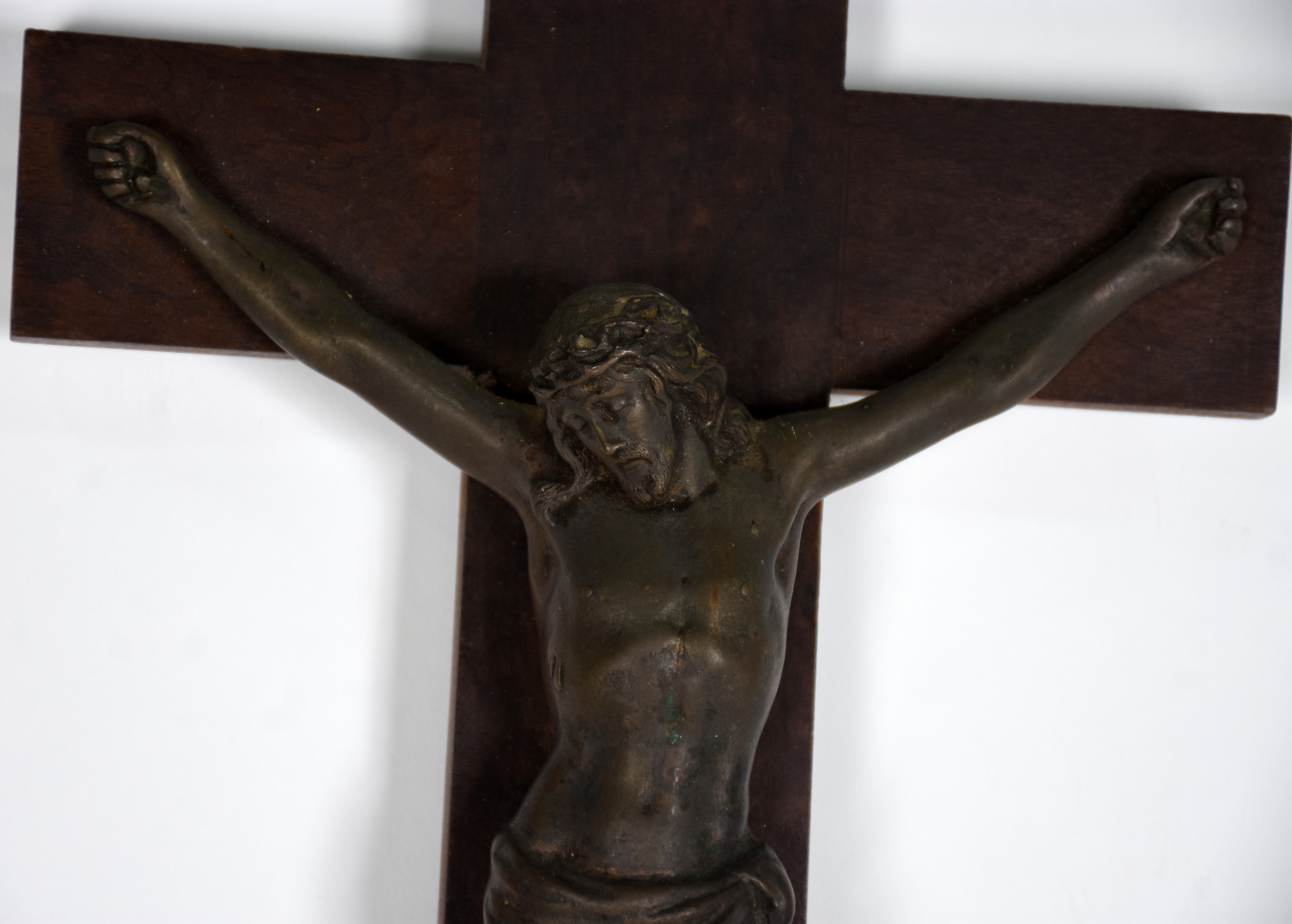Crucifixo de madeira com figura de Cristo de bronze. - foto 3 de 3