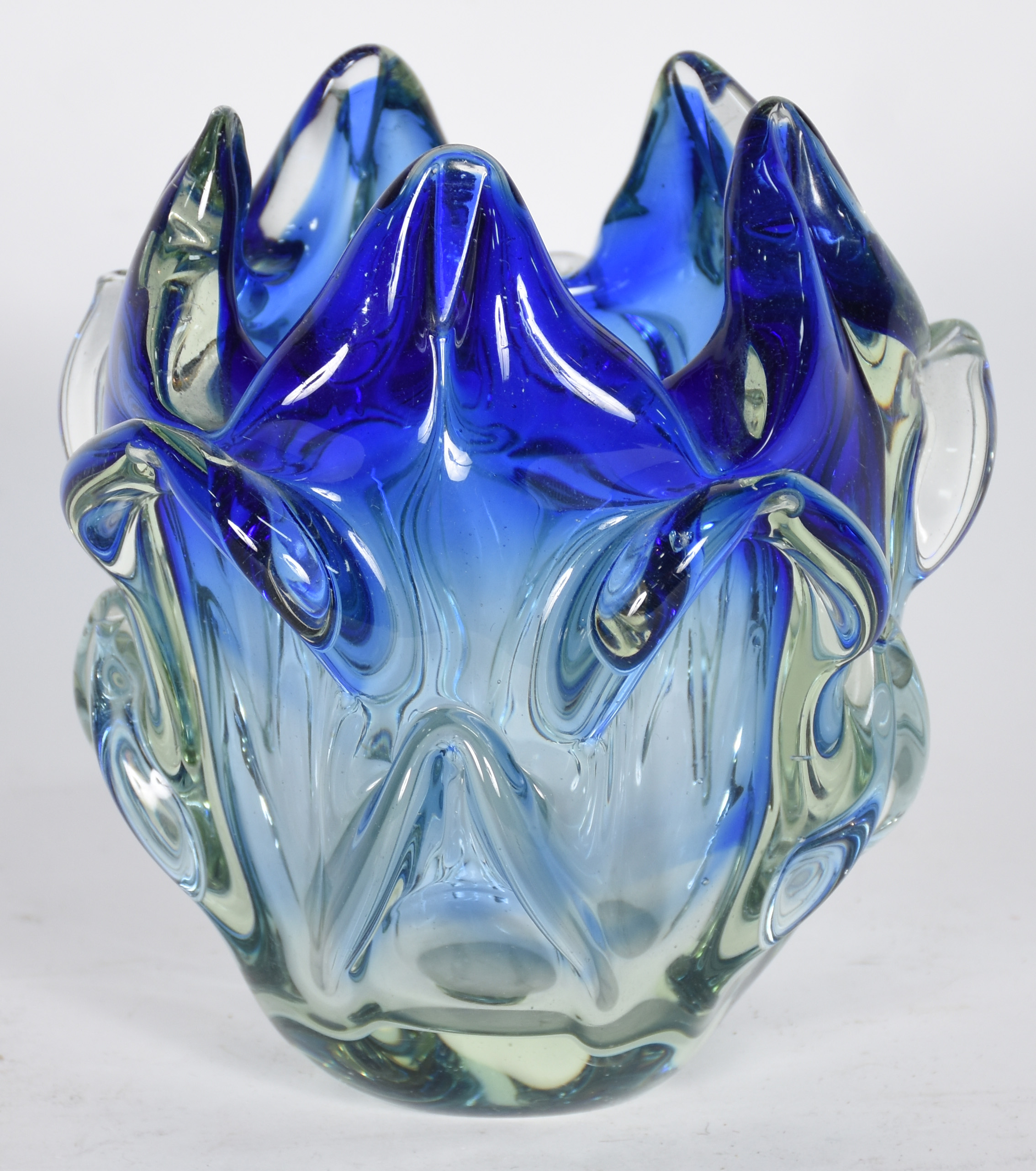 Vaso em murano azul degradé, borda em pontas. - foto 1 de 3