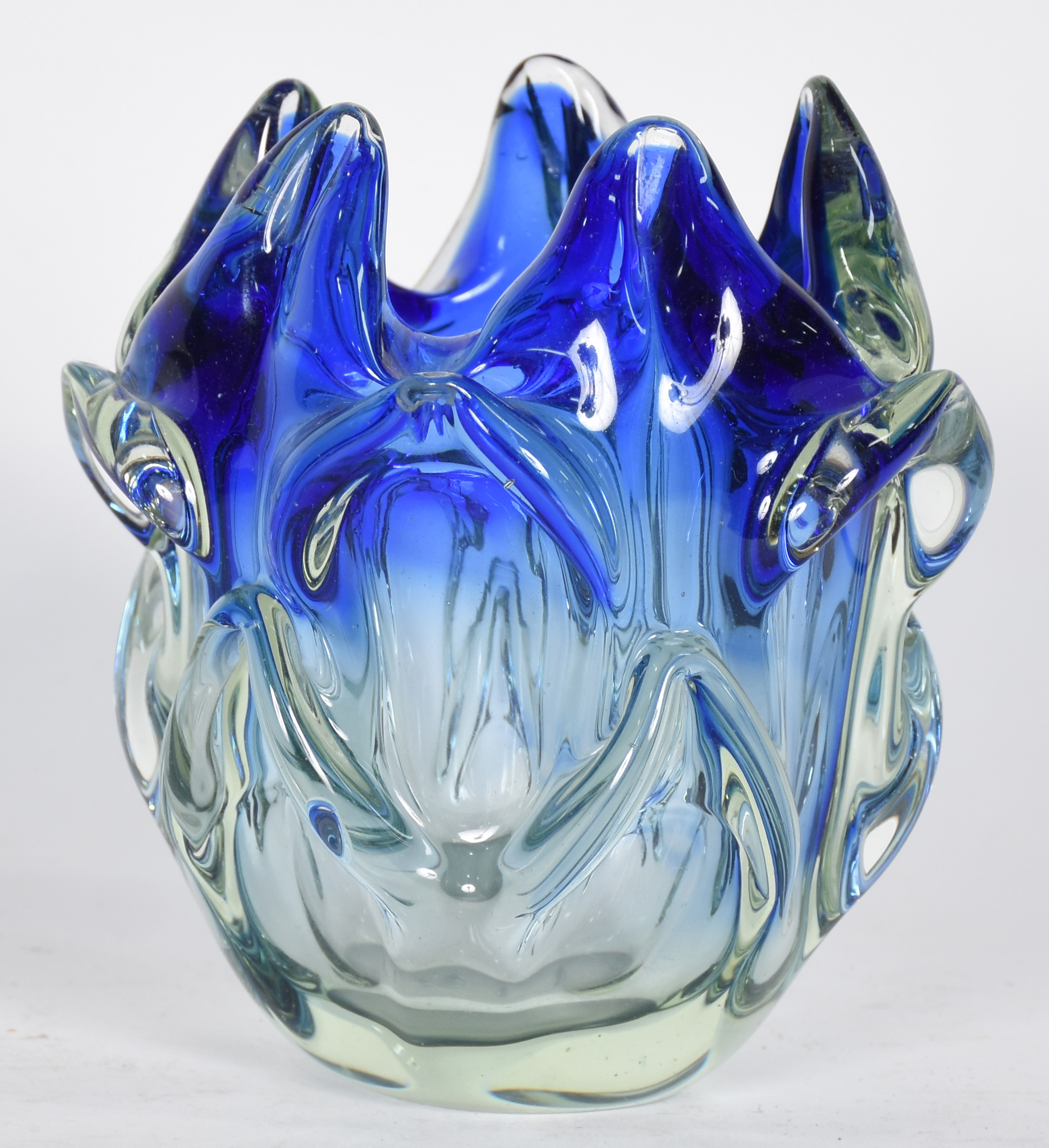 Vaso em murano azul degradé, borda em pontas. - foto 3 de 3