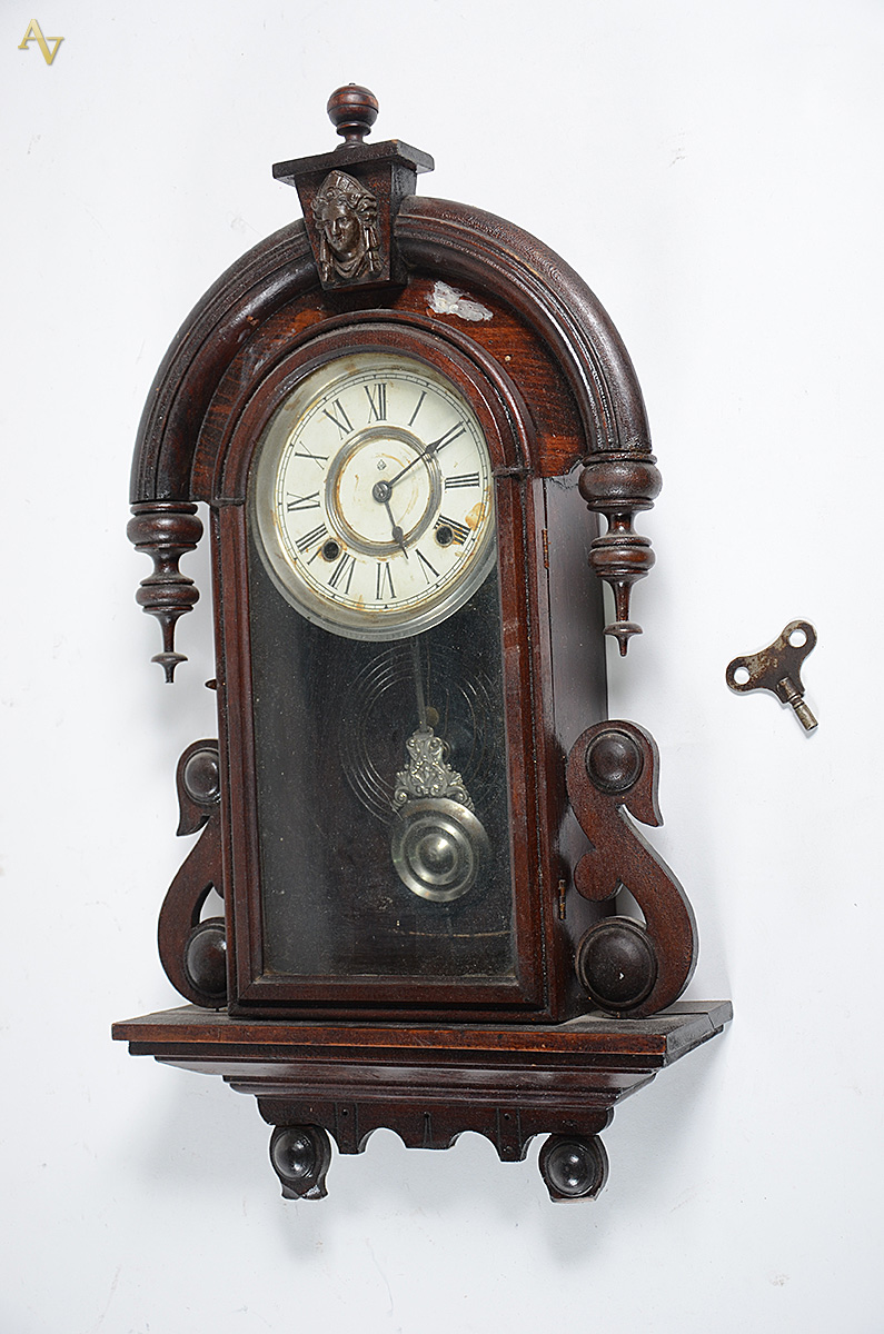 Relógio de parede feitio capelinha. Altura 60 cm.