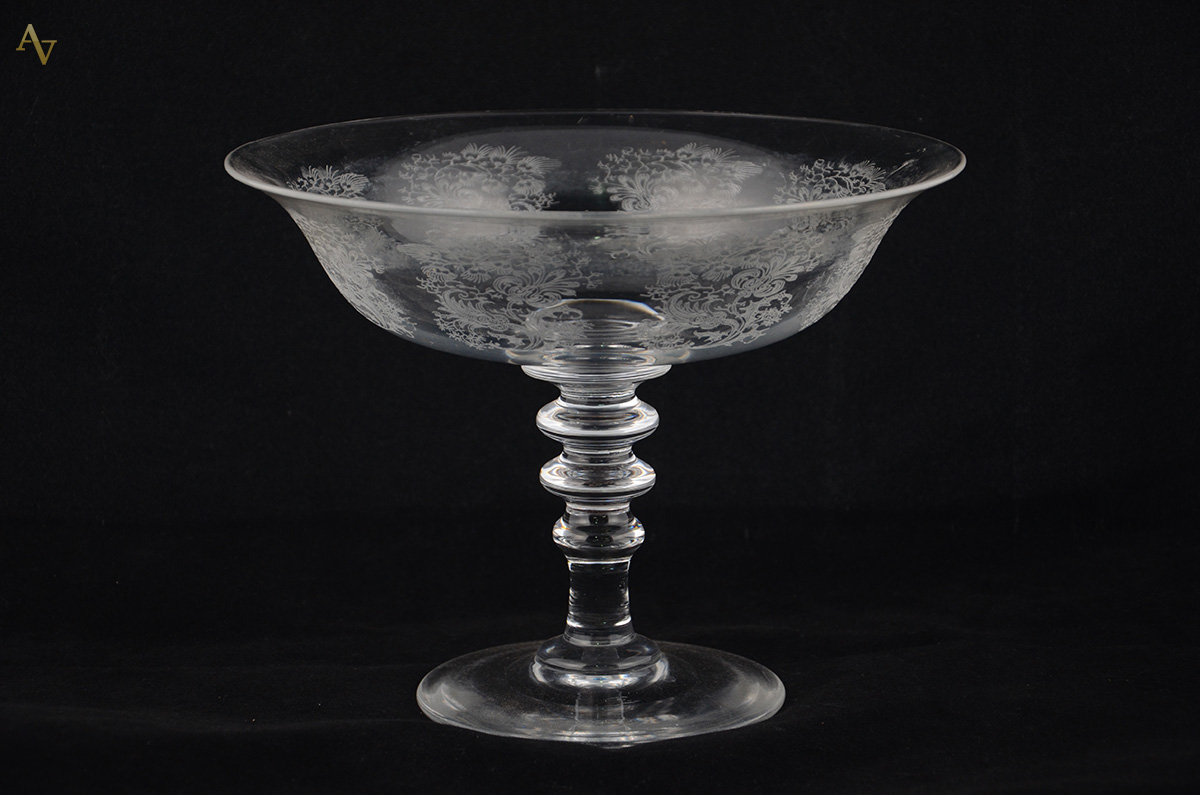 Fruteira de cristal europeu lavrado, diâmetro da borda 25 cm, Altura...