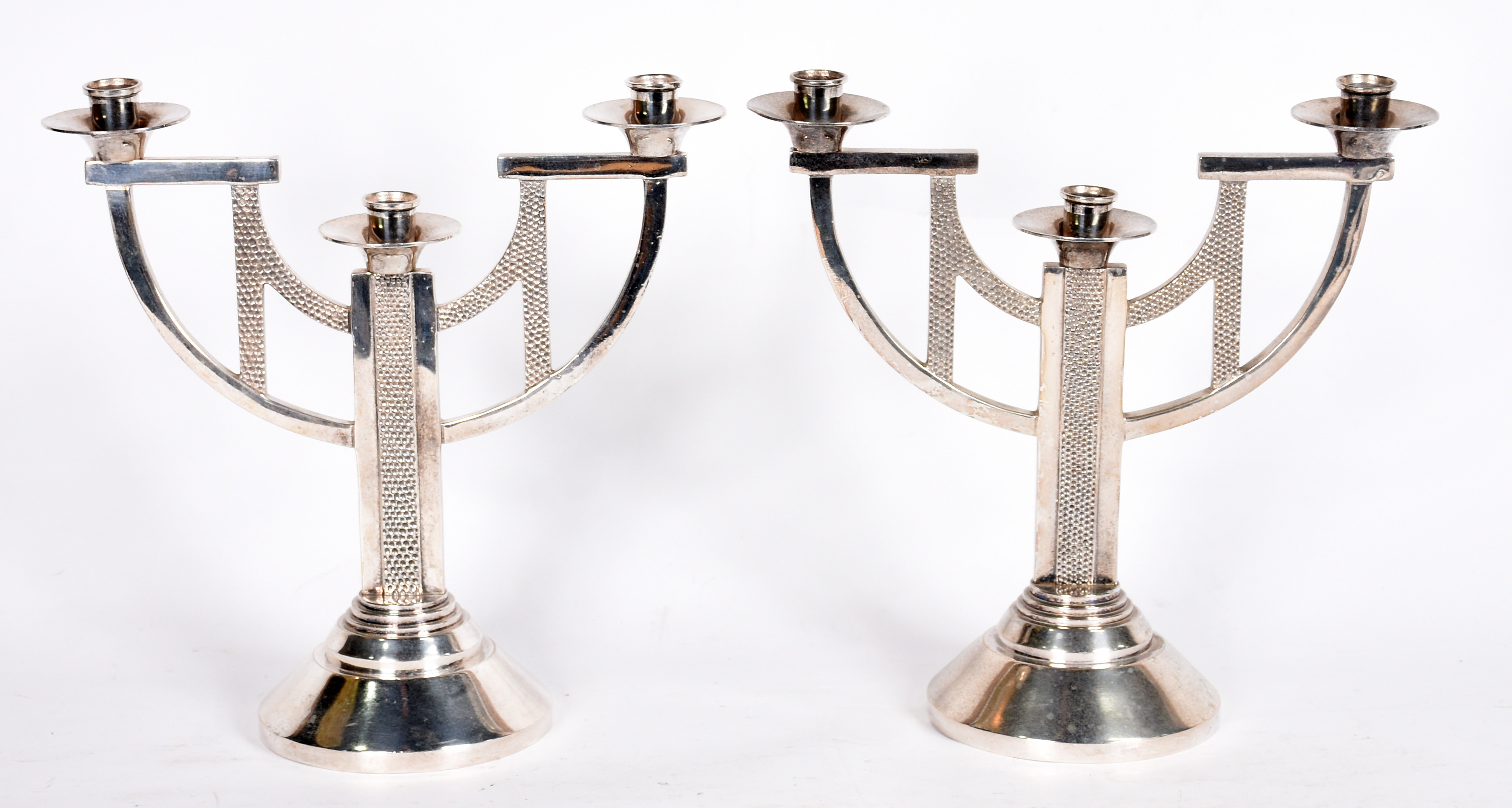 Par de castiçais para 3 velas cada de metal espessurado a prata. (Por... - foto 1 de 3
