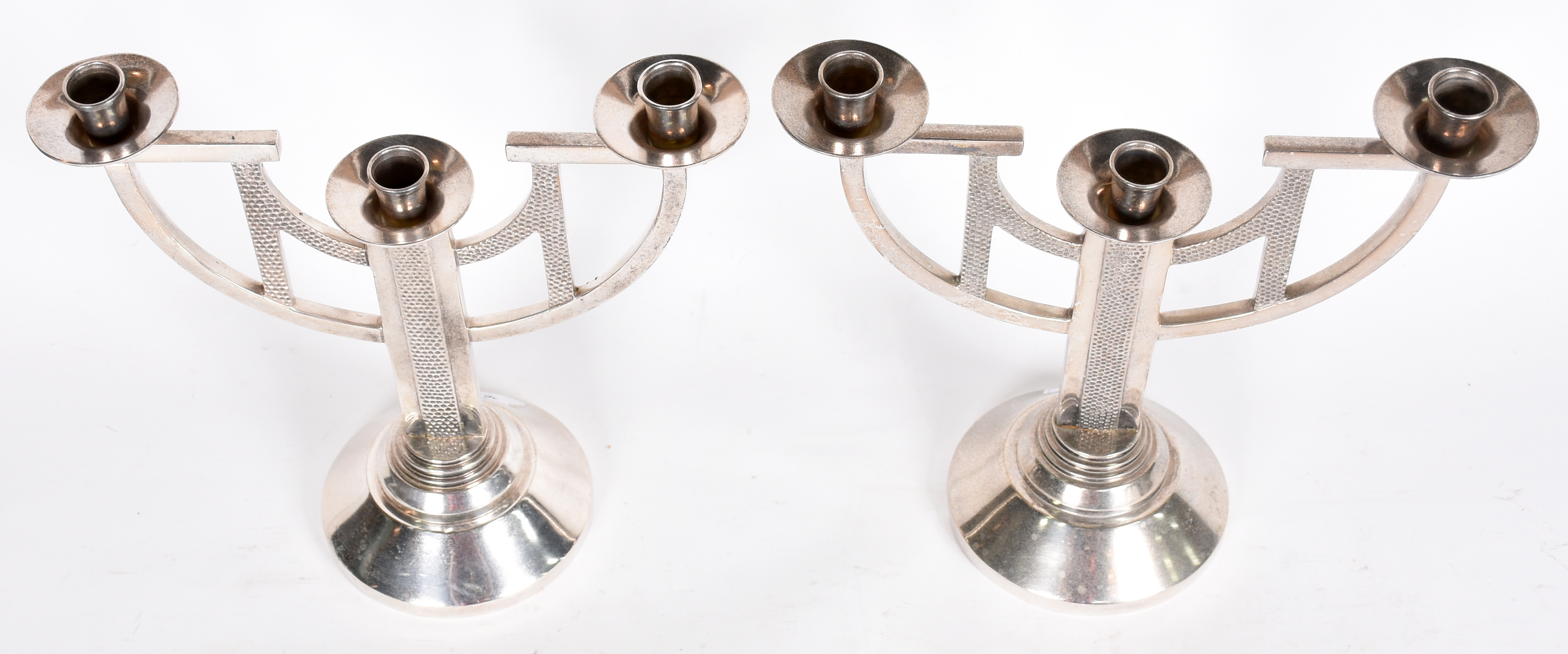 Par de castiçais para 3 velas cada de metal espessurado a prata. (Por... - foto 2 de 3