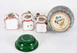 Cinco peças diversas, sendo tres frascos para t... - Cinco peças diversas, sendo tres frascos para toilette de porcelana floral policromada; Caixa de vidro verde tcheco com figura feminina em relev...