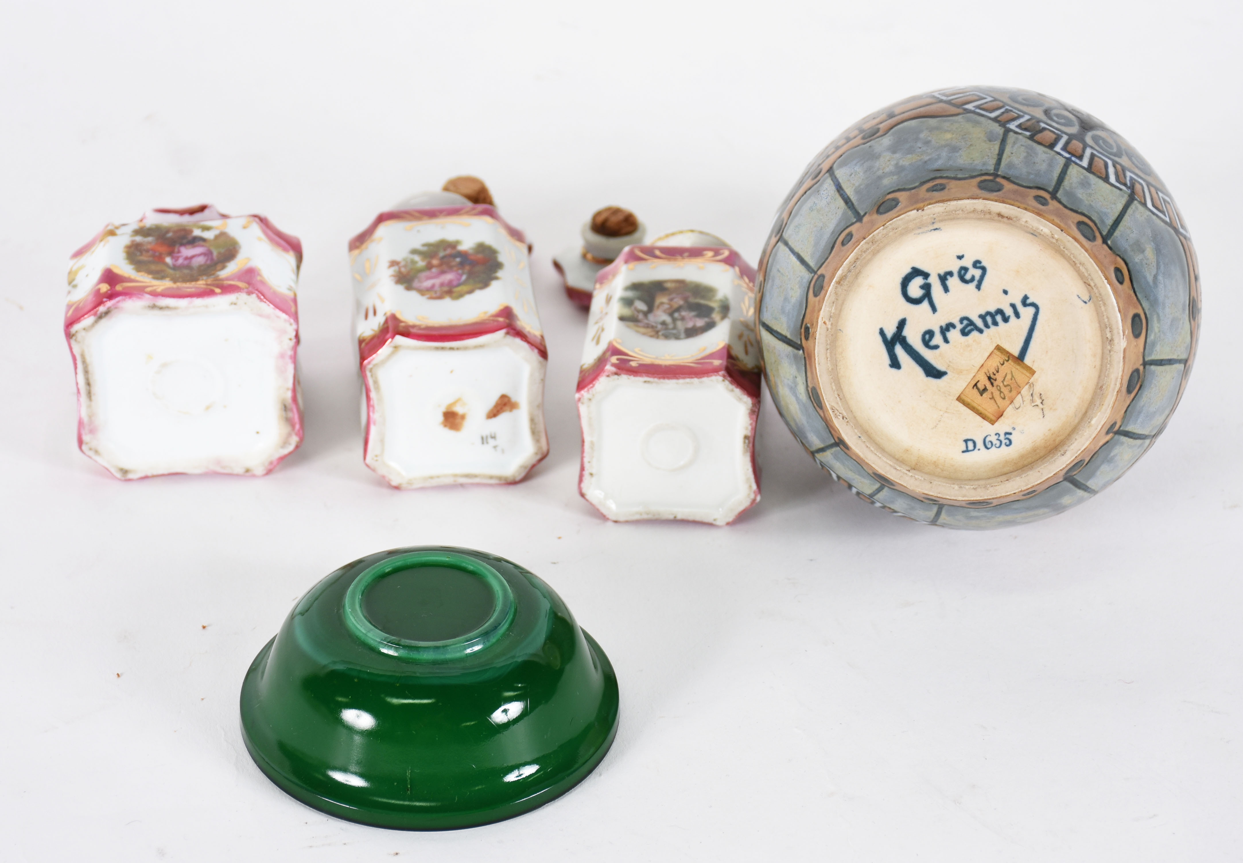 Cinco peças diversas, sendo tres frascos para toilette de porcelana... - foto 5 de 6