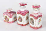 Cinco peças diversas, sendo tres frascos para t... - Cinco peças diversas, sendo tres frascos para toilette de porcelana floral policromada; Caixa de vidro verde tcheco com figura feminina em relev...