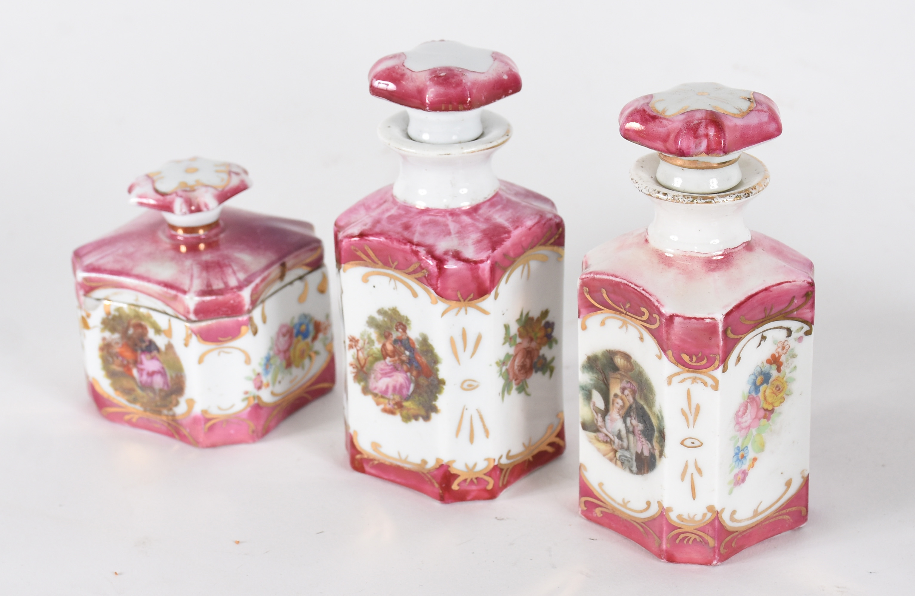 Cinco peças diversas, sendo tres frascos para toilette de porcelana... - foto 4 de 6