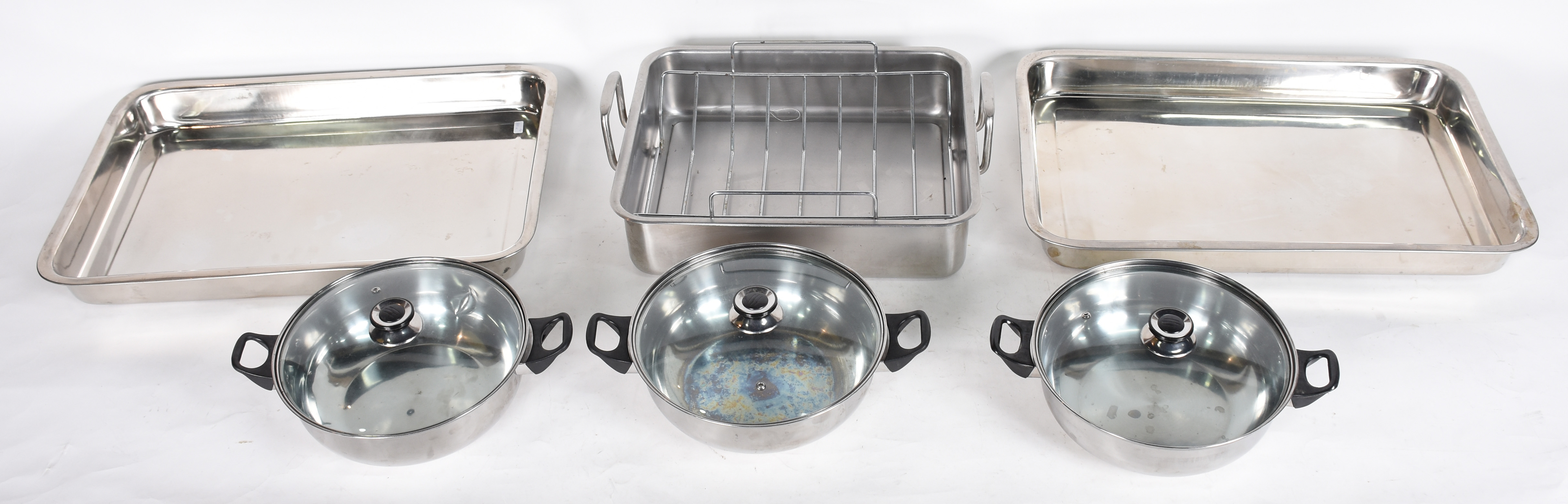 Acessórios para cozinha, sendo 3 panelas e 3 tabuleiros de inox. - foto 1 de 5