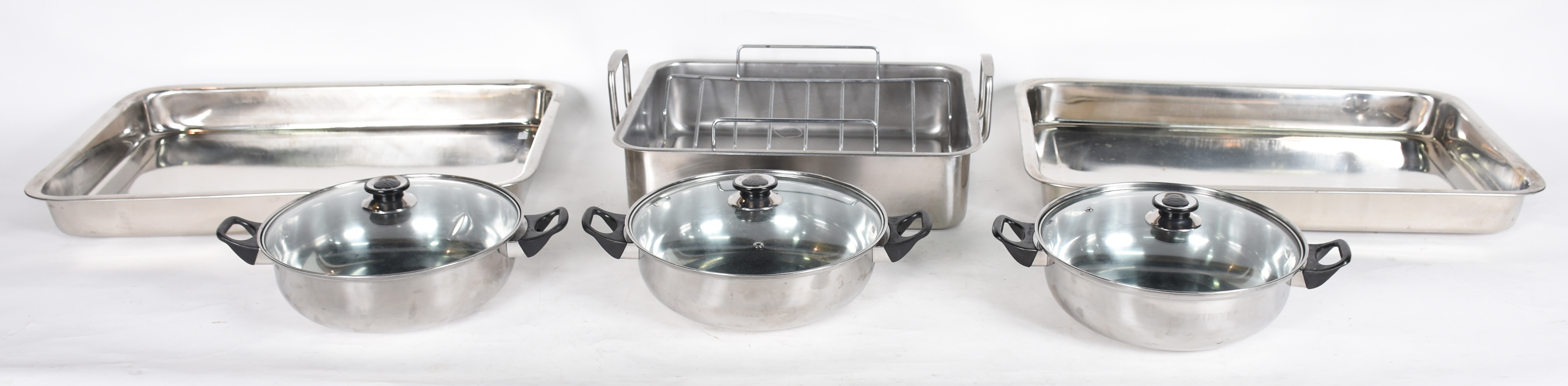 Acessórios para cozinha, sendo 3 panelas e 3 tabuleiros de inox. - foto 2 de 5
