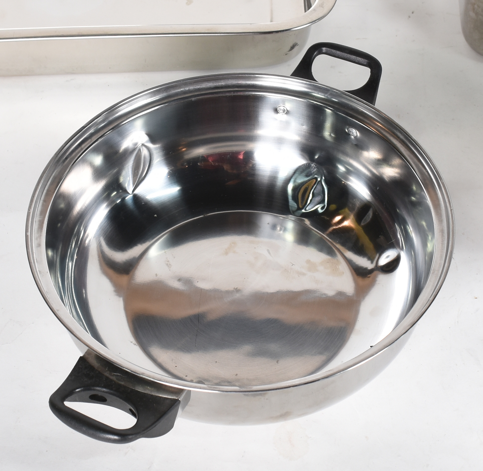 Acessórios para cozinha, sendo 3 panelas e 3 tabuleiros de inox. - foto 3 de 5
