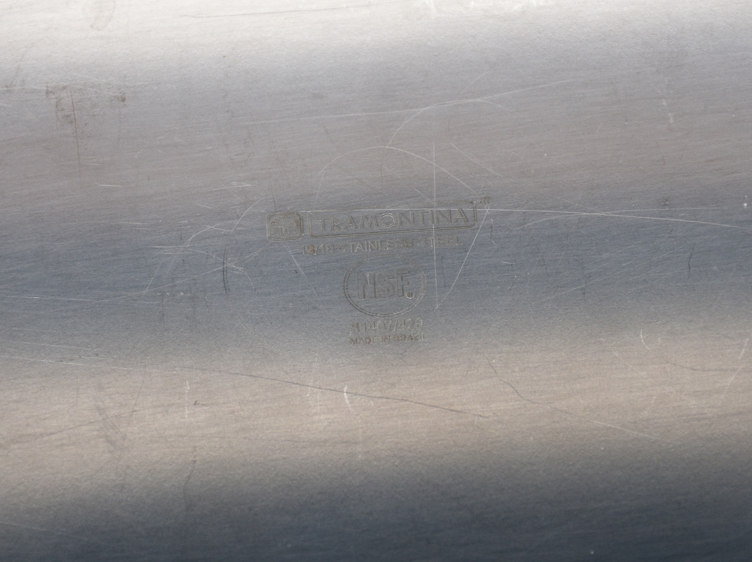 Acessórios para cozinha, sendo 3 panelas e 3 tabuleiros de inox. - foto 4 de 5