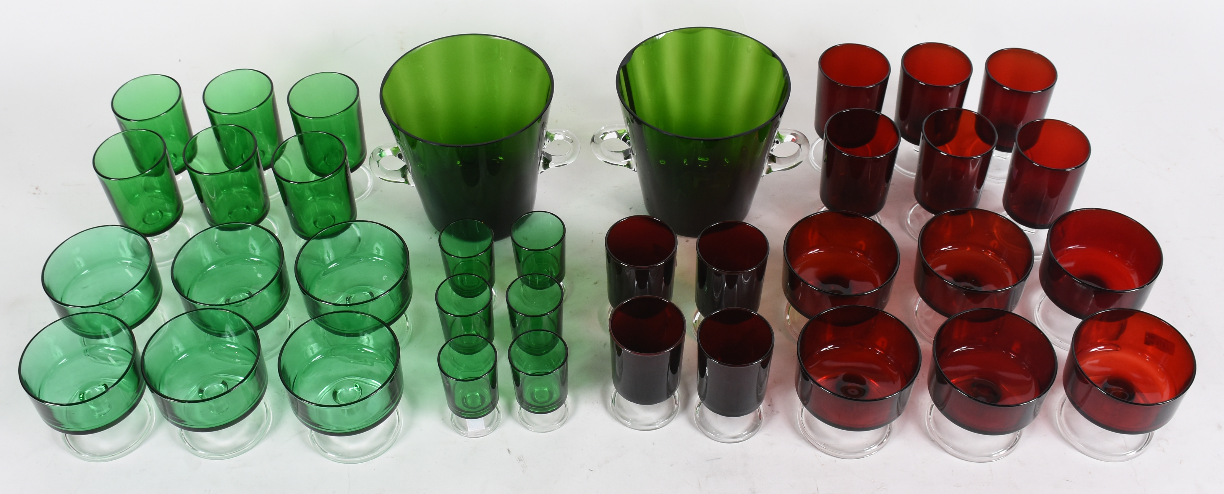 Dois conjuntos de taças, sendo um na cor verde e outro vermelho... - foto 1 de 4