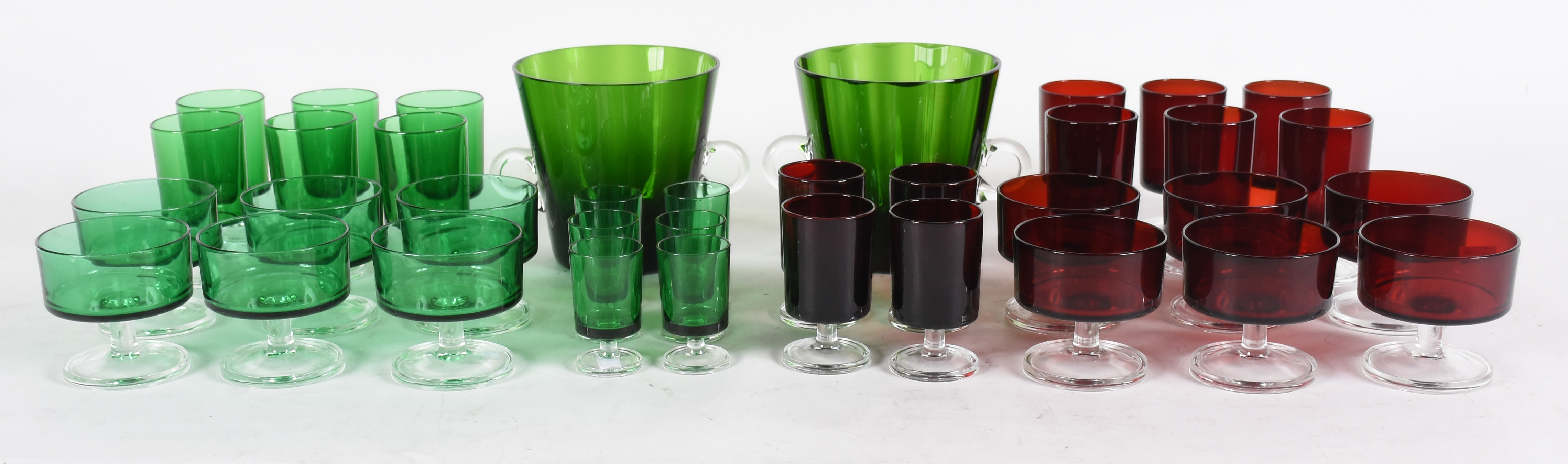 Dois conjuntos de taças, sendo um na cor verde e outro vermelho... - foto 2 de 4