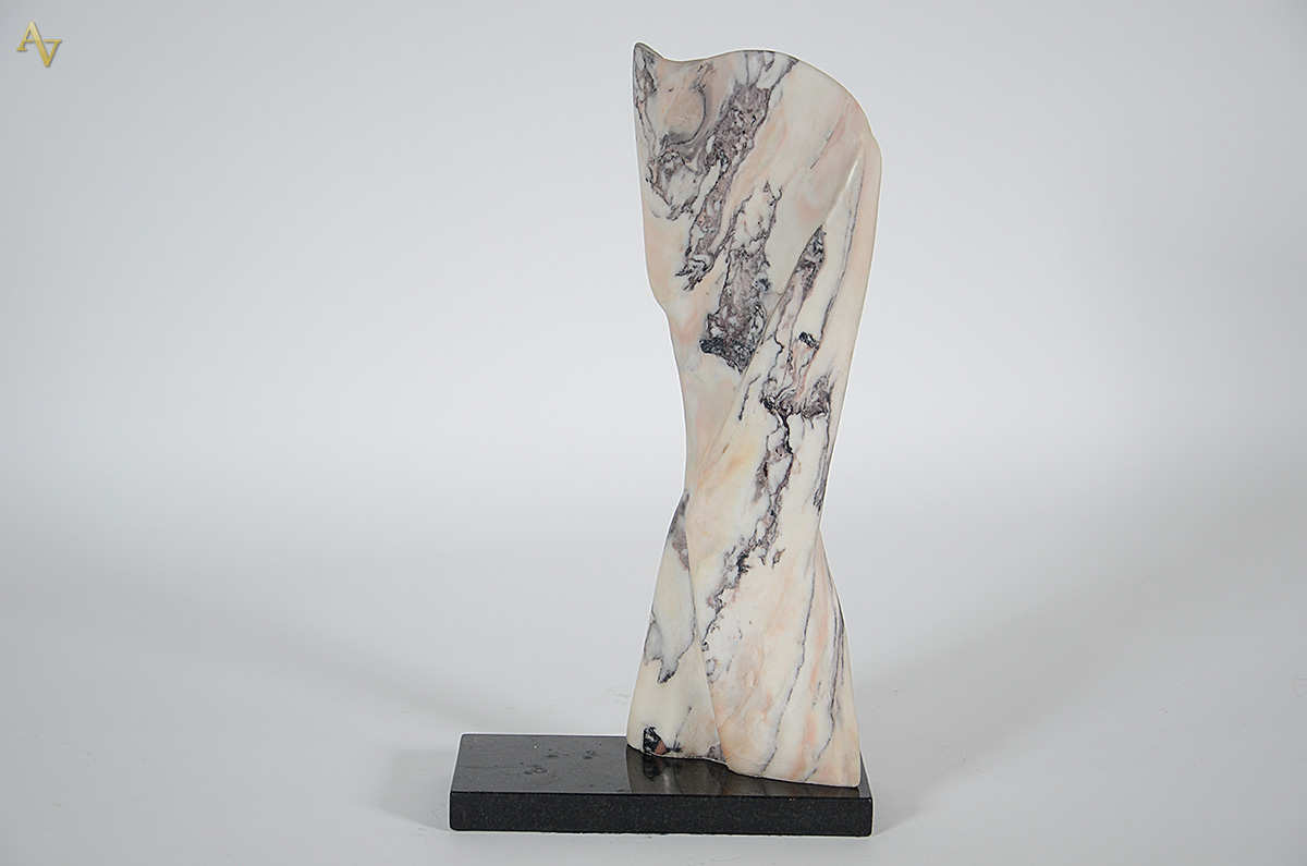 Escultura de mármore com forma abstrata. Altura 59 cm. - foto 1 de 2