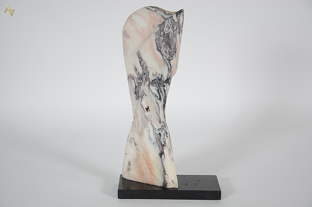 Escultura de mármore com forma abstrata. Altura 59 cm. - foto 2 de 2