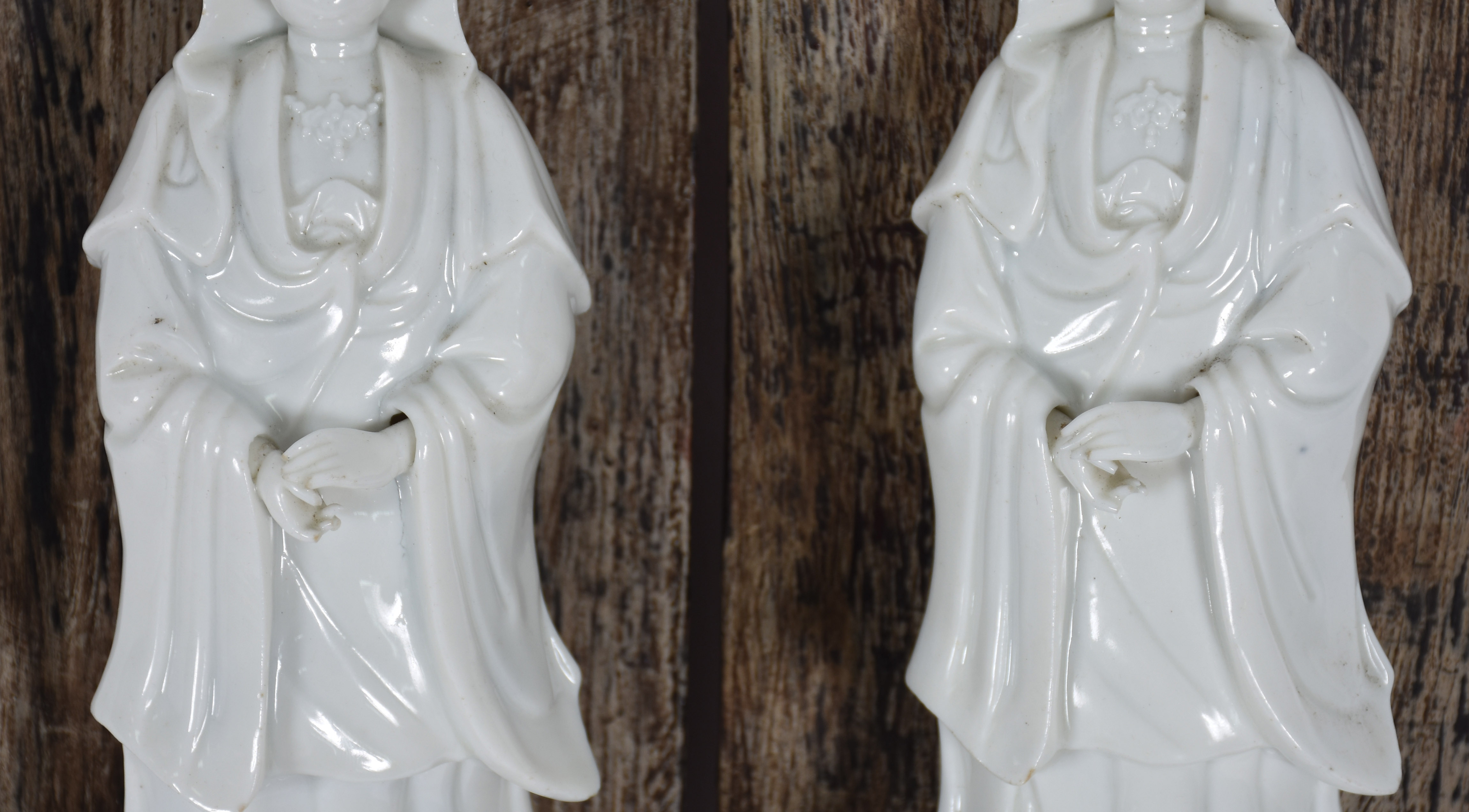 Par de antigas estatuetas de Kuan Yin em porcelana Blanc de Chine... - foto 2 de 5