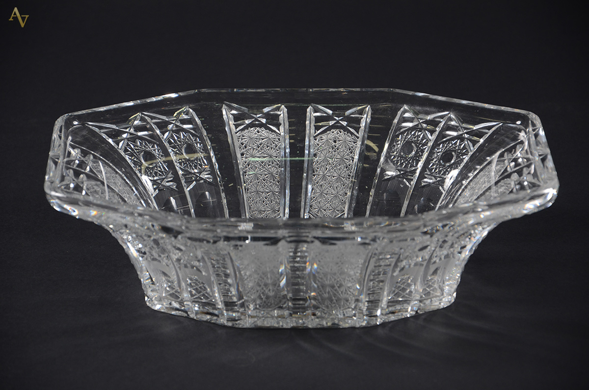 Fruteira de cristal tcheco lapidado feitio oitavado. Medidas 31 x 21... - foto 1 de 2