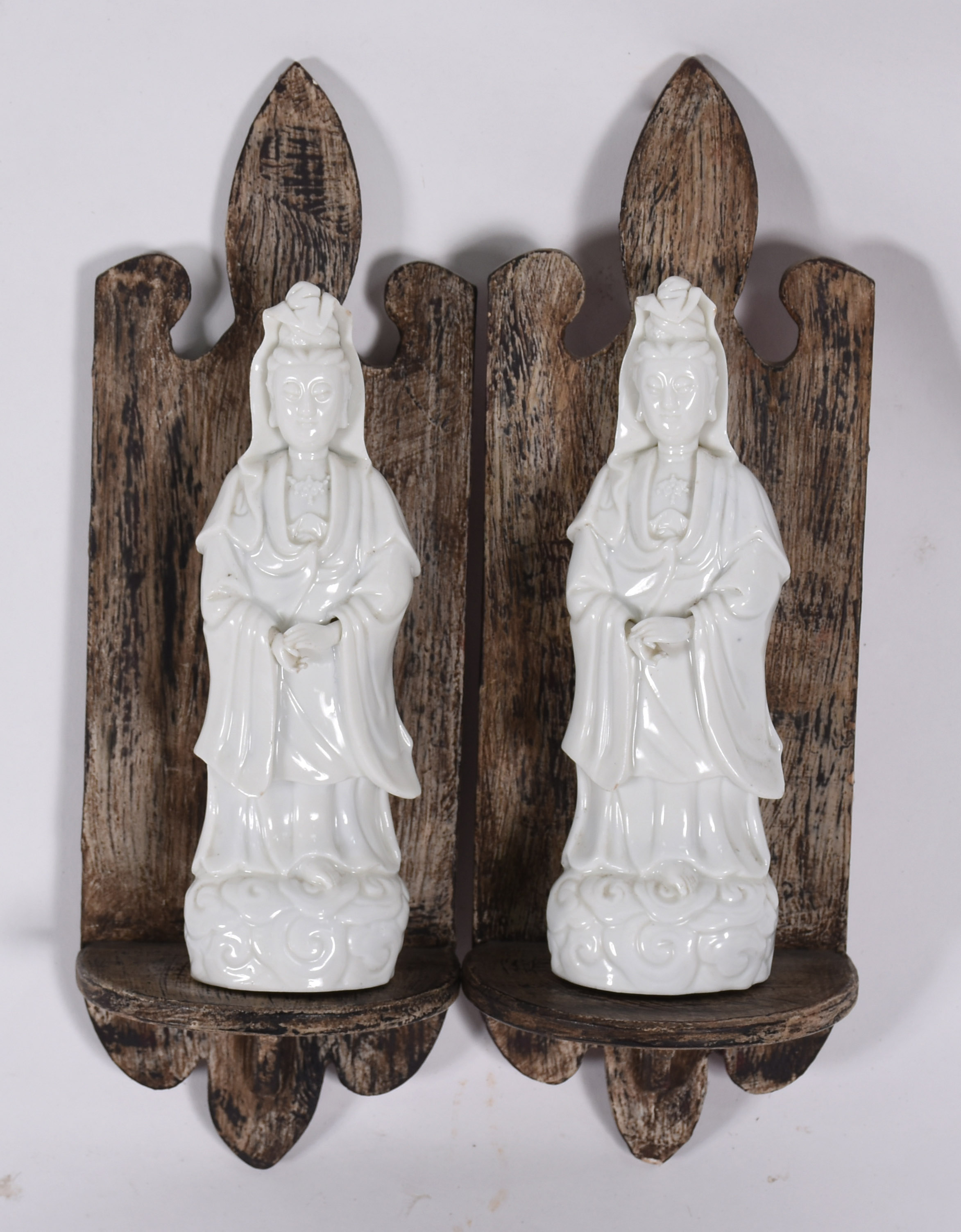 Par de antigas estatuetas de Kuan Yin em porcelana Blanc de Chine... - foto 1 de 5