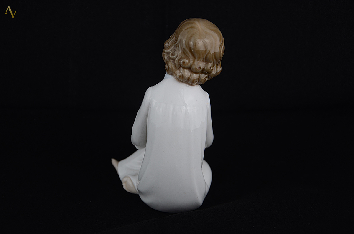 Escultura de porcelana representando menina lendo. Altura 15 cm. - foto 3 de 3