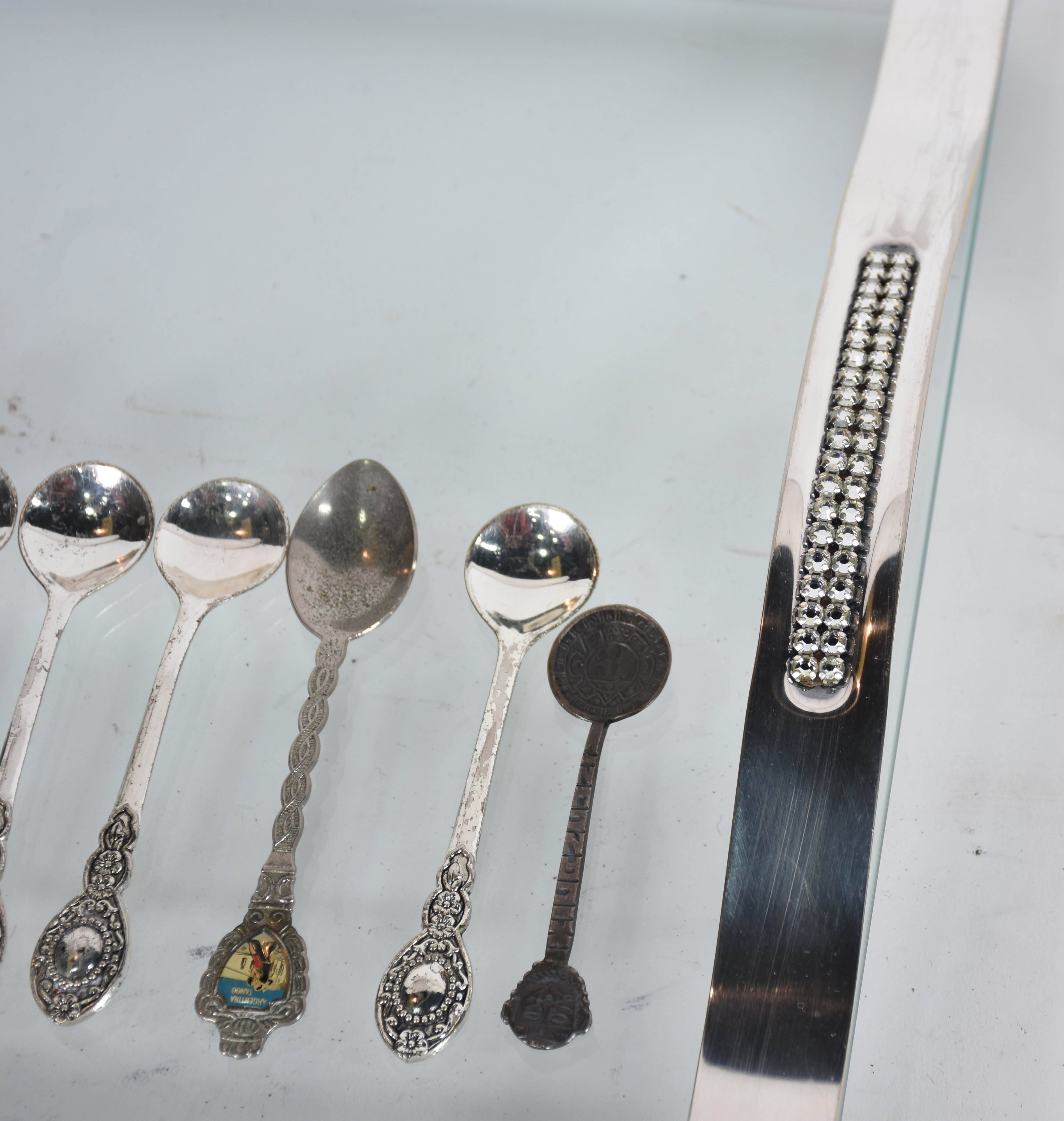 Diversas peças de metal prateado, sendo: Bandeja; conjunto para chá... - foto 5 de 7