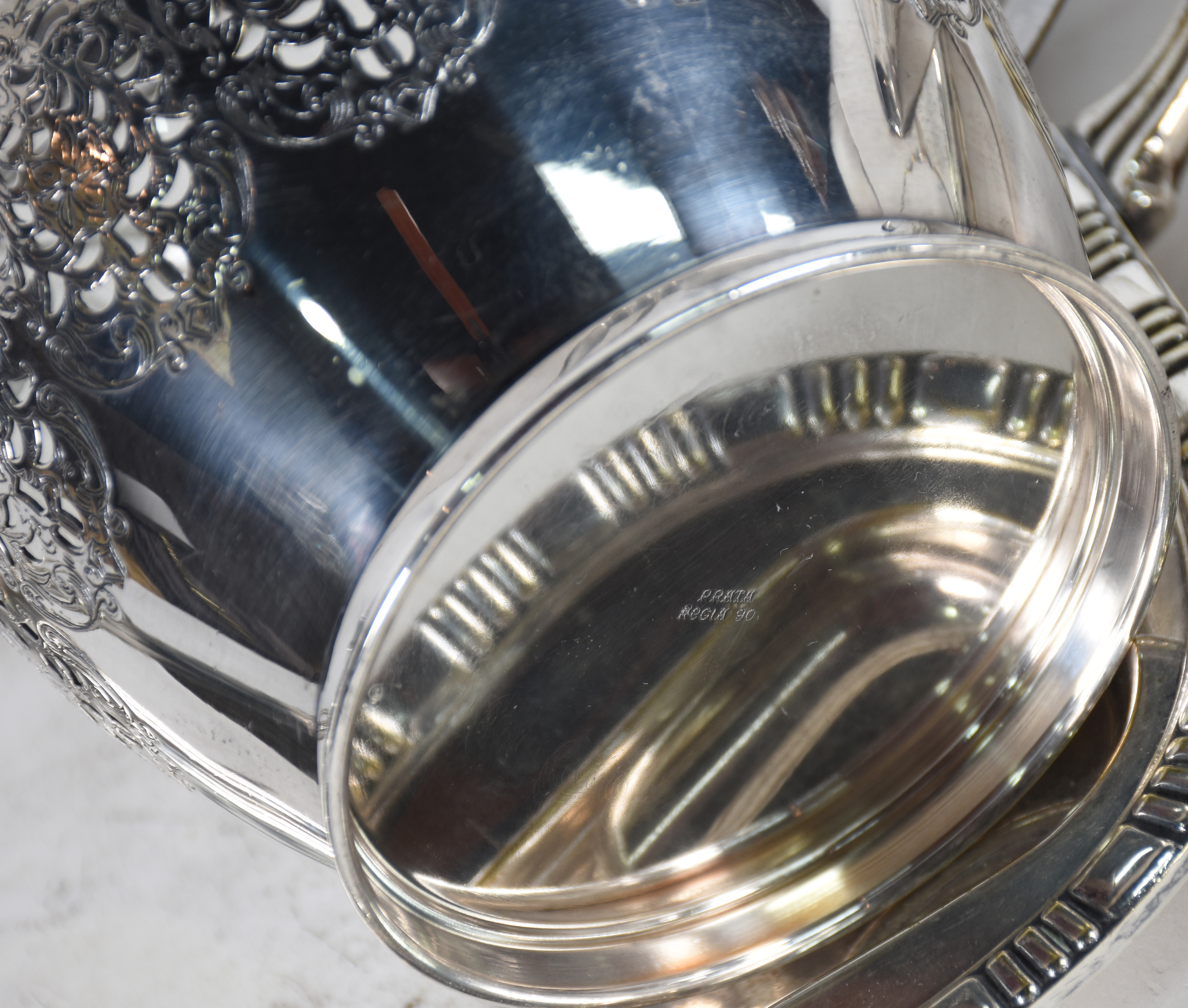 Quatro peças de metal prateado: sendo 1 bandeja, 2 baldes de gelo e 1... - foto 4 de 4