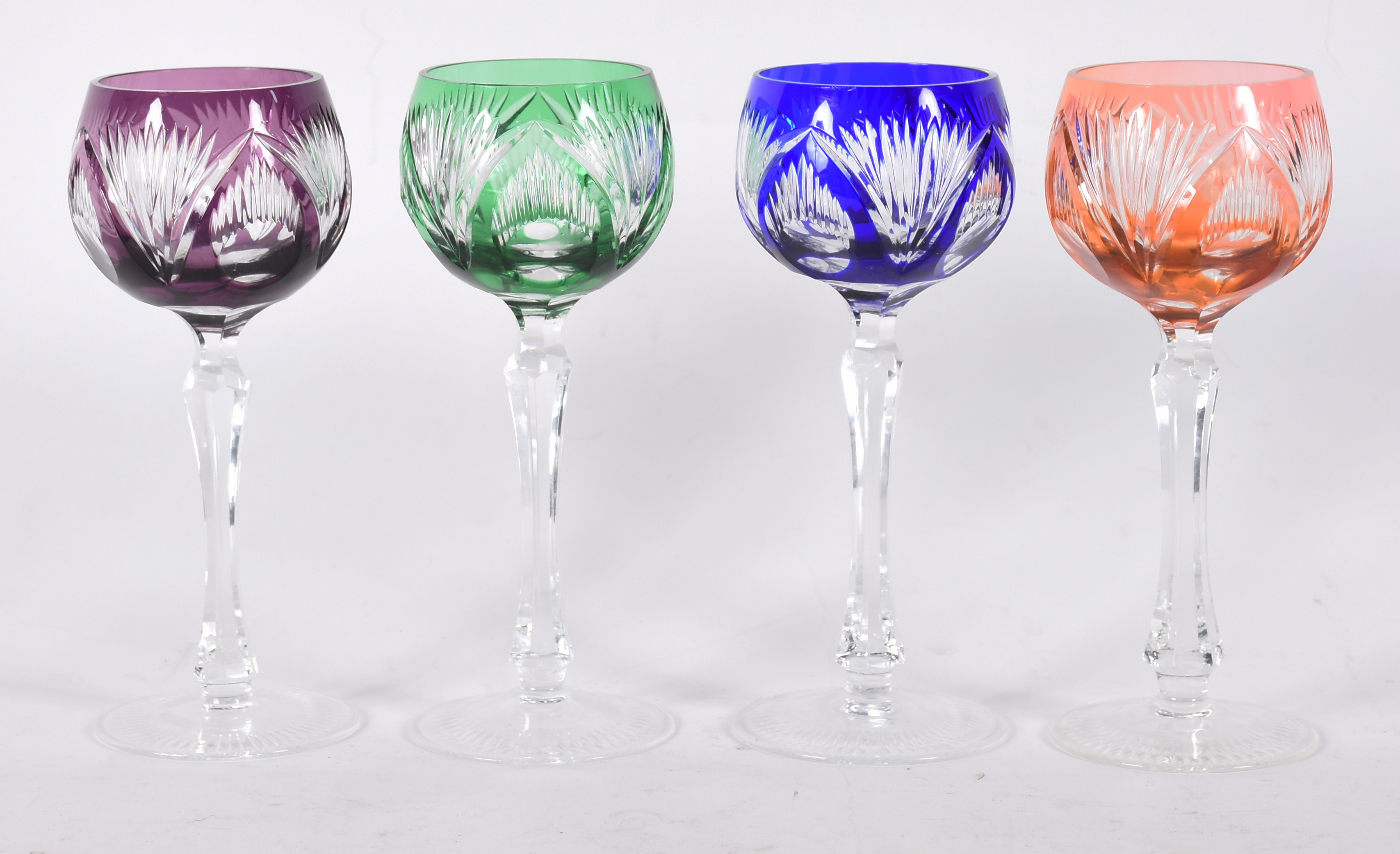 Quatro taças em cristal doublé lapidado em cores diversas. - foto 1 de 2