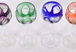 Quatro taças em cristal doublé lapidado em core... - Quatro taças em cristal doublé lapidado em cores diversas.