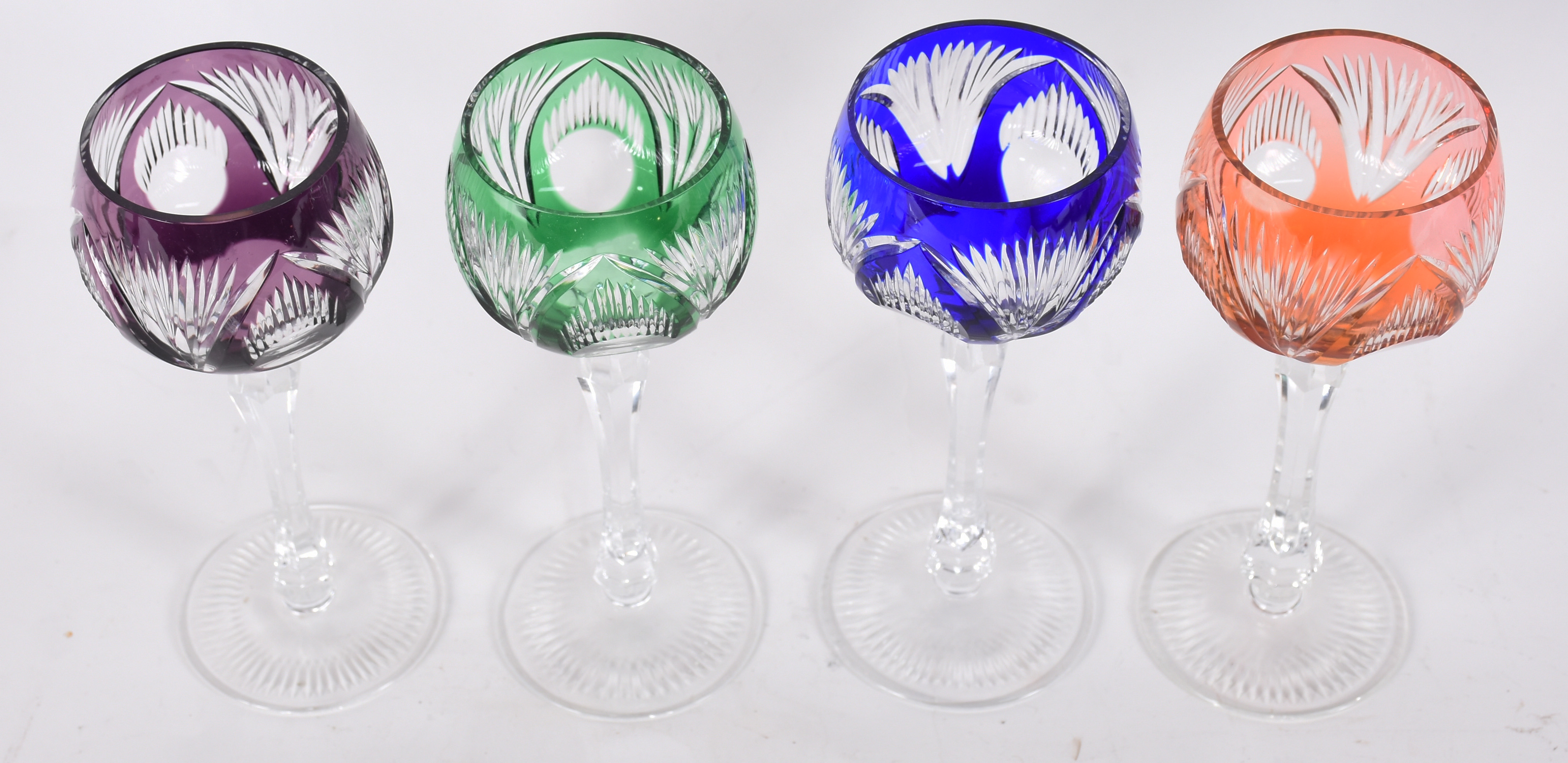 Quatro taças em cristal doublé lapidado em cores diversas. - foto 2 de 2