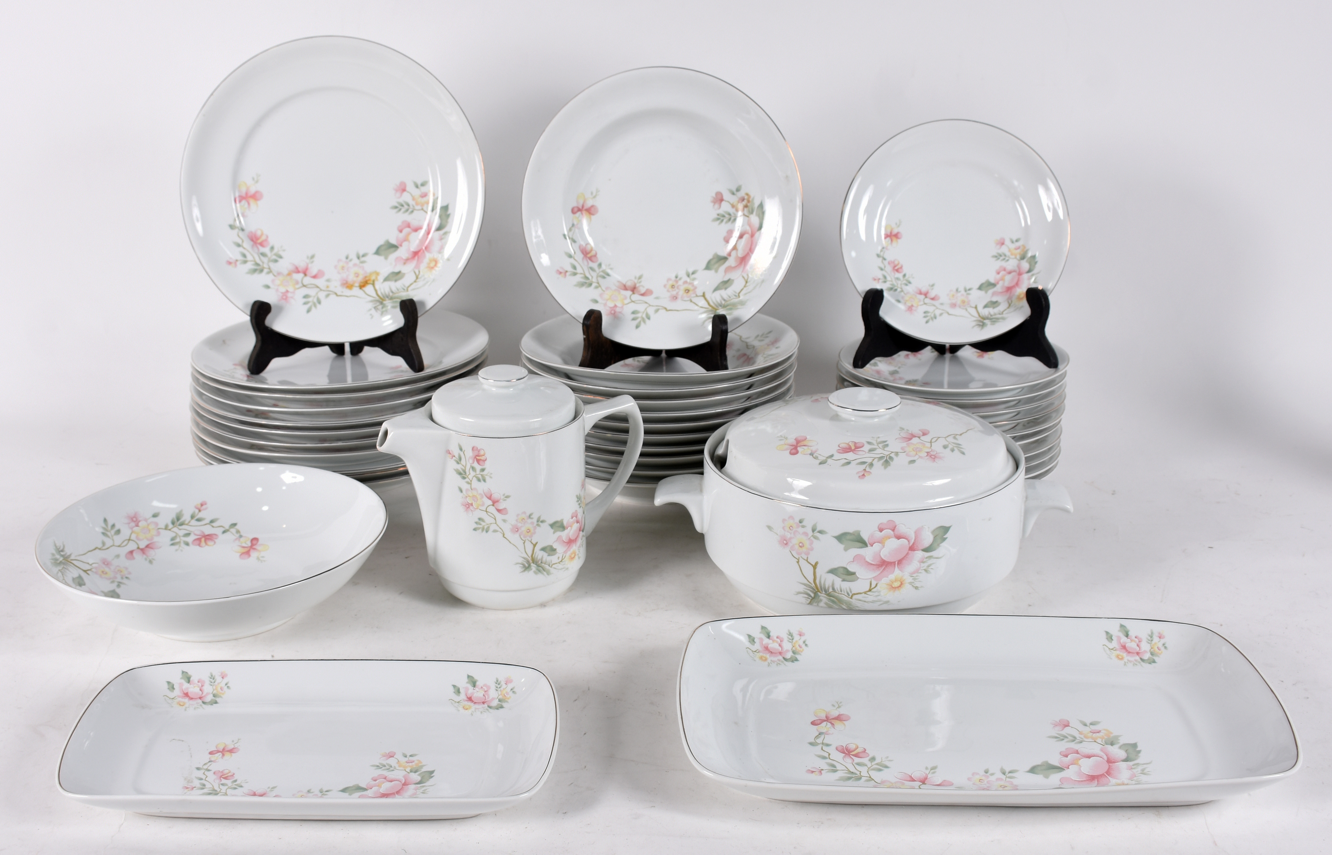 Aparelho de jantar de porcelana Schmidt, sendo 11 pratos rasos, 11... - foto 1 de 4