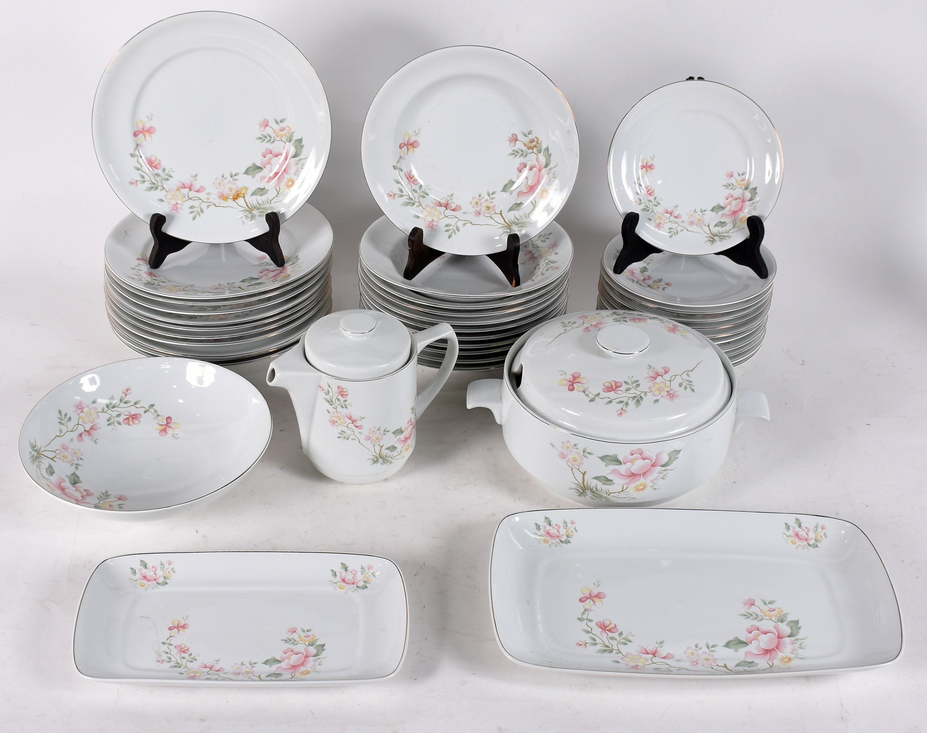 Aparelho de jantar de porcelana Schmidt, sendo 11 pratos rasos, 11... - foto 2 de 4