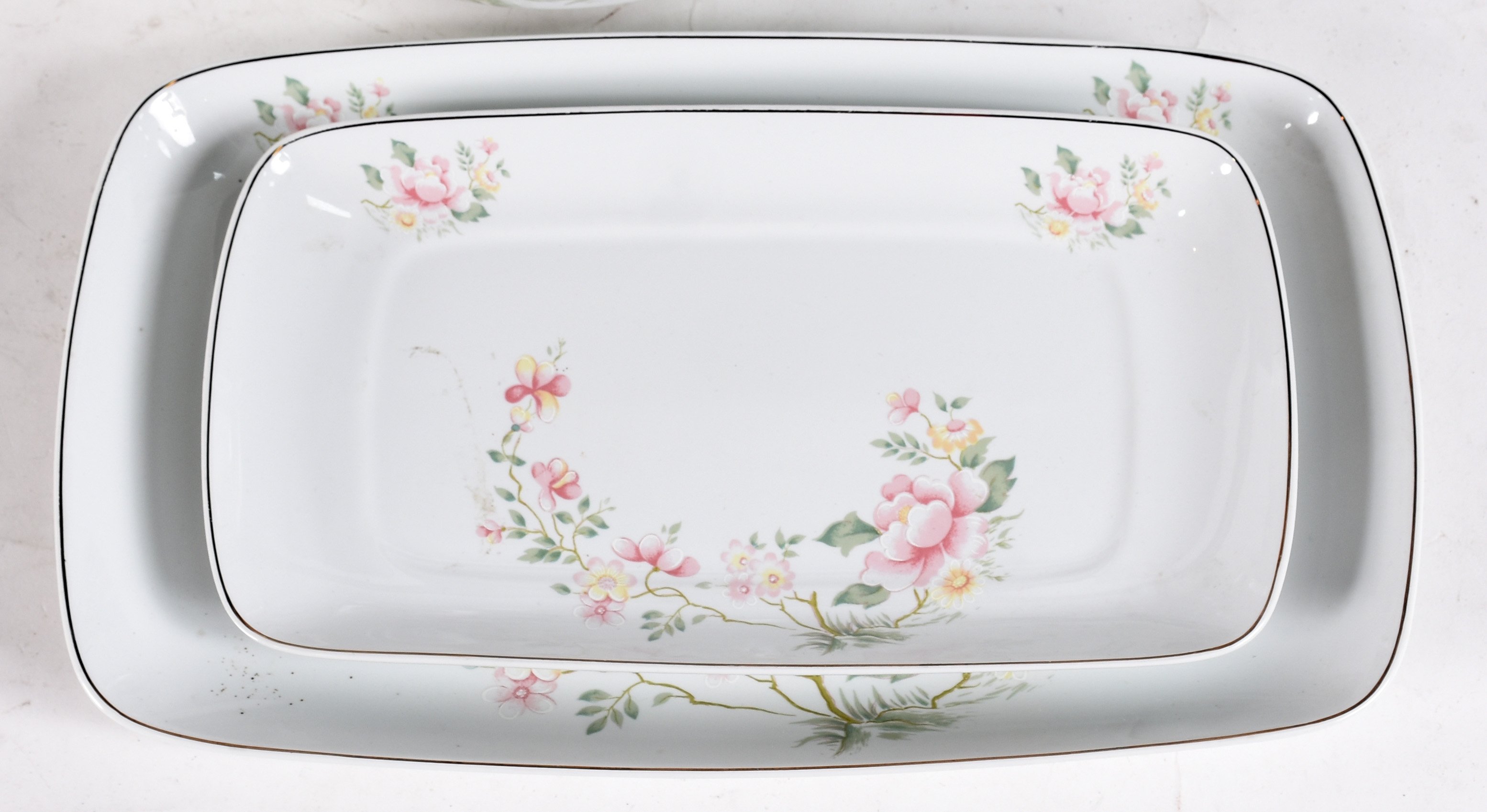 Aparelho de jantar de porcelana Schmidt, sendo 11 pratos rasos, 11... - foto 3 de 4
