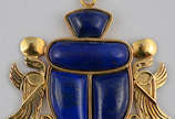 Pendente escaravelho de ouro amarelo 18 k. Deta... - Pendente escaravelho de ouro amarelo 18 k. Detalhes de lapis lazuli - 12,1g.