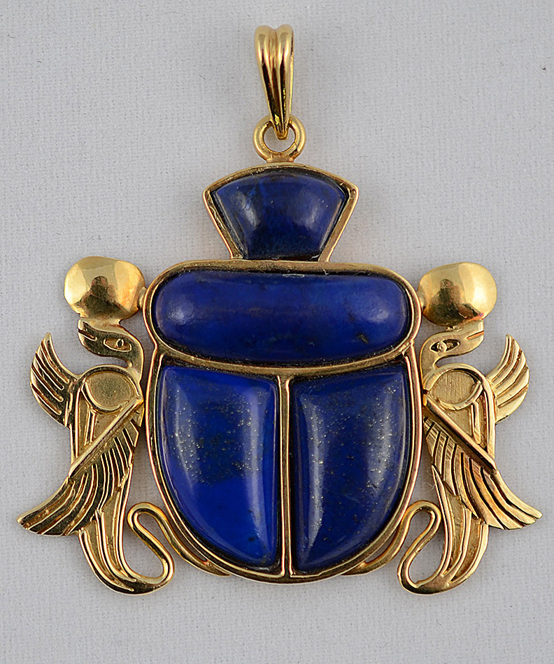 Pendente escaravelho de ouro amarelo 18 k. Detalhes de lapis lazuli...