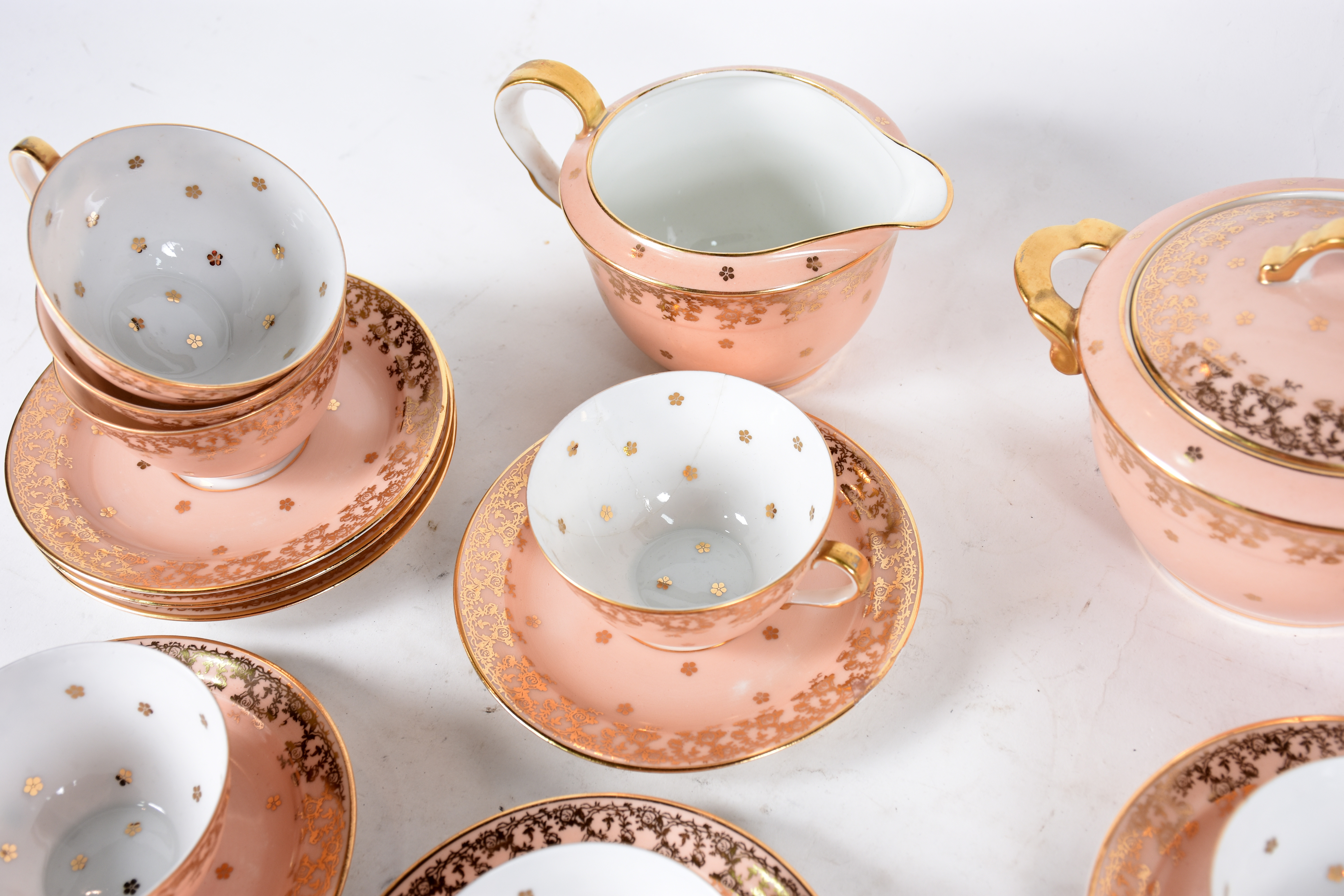 Conjunto de chá e café em porcelana limoges, sendo 12 xícaras para... - foto 3 de 5