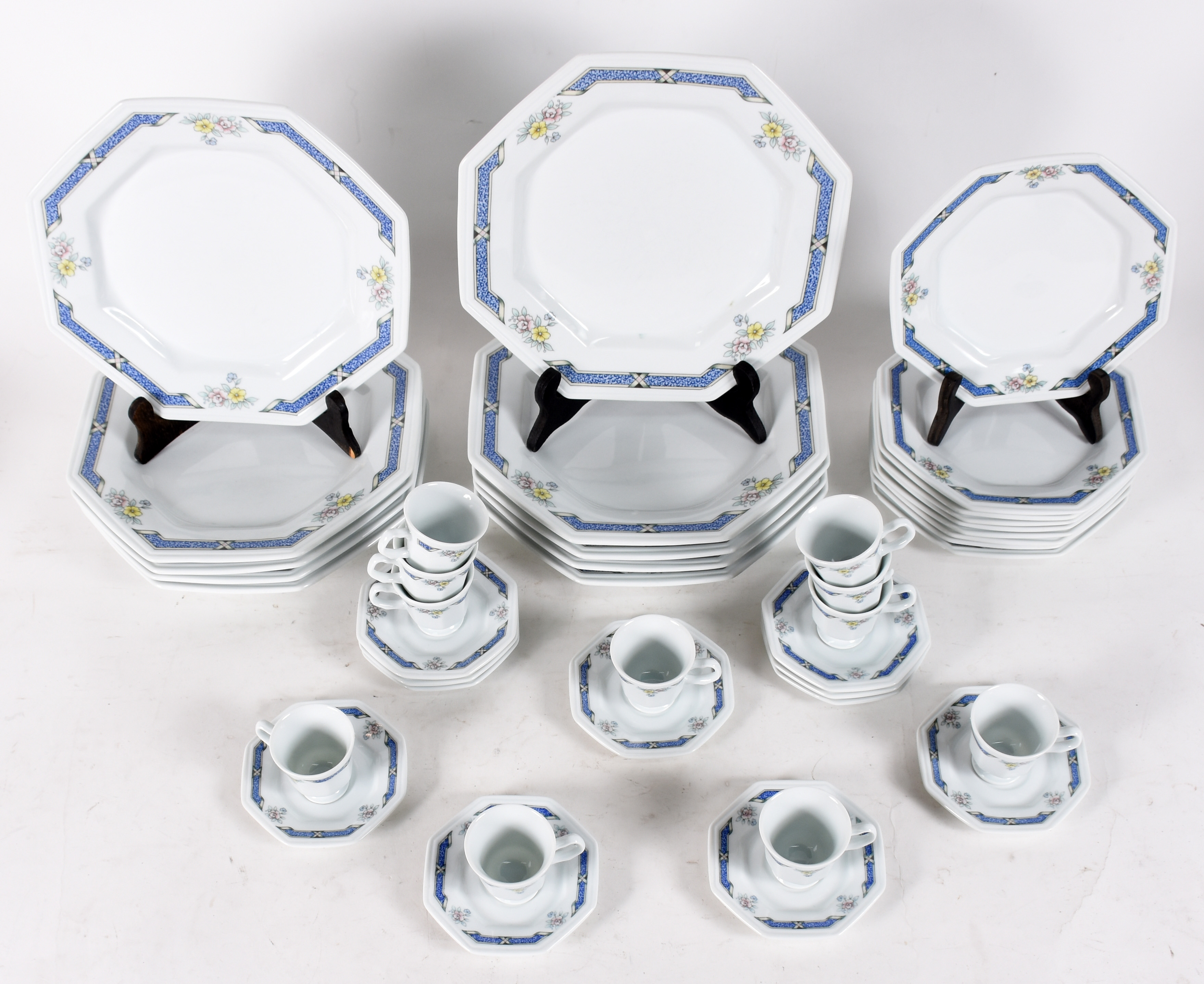 Serviço de porcelana Schmidt composto de 10 pratos rasos, 10 pratos... - foto 1 de 5