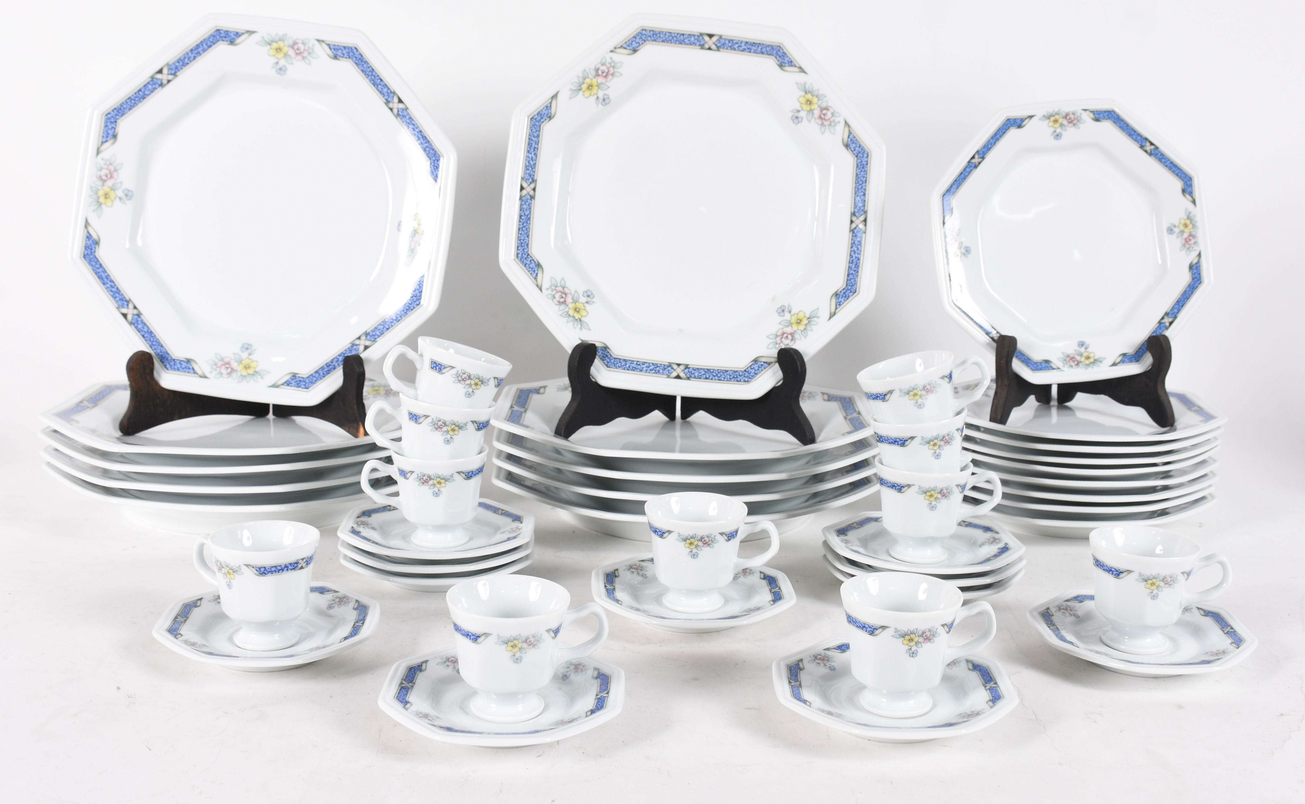 Serviço de porcelana Schmidt composto de 10 pratos rasos, 10 pratos... - foto 2 de 5