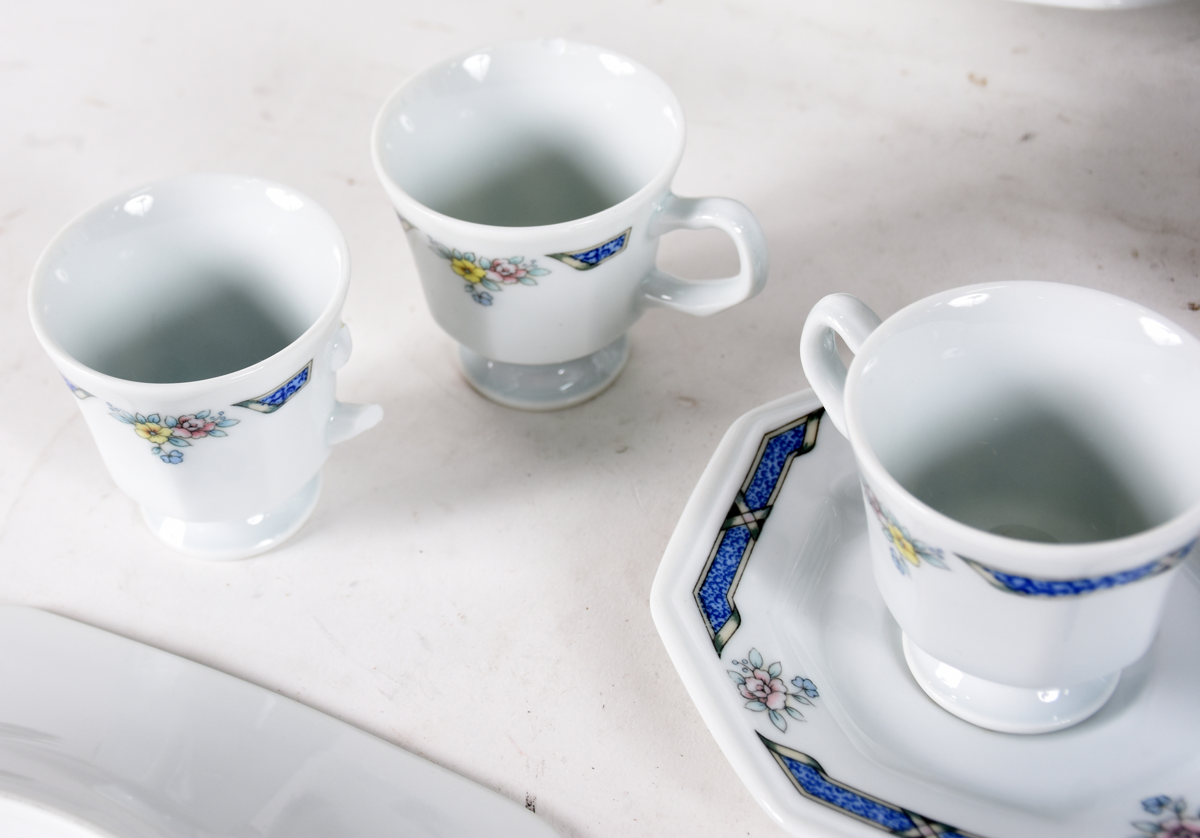 Serviço de porcelana Schmidt composto de 10 pratos rasos, 10 pratos... - foto 4 de 5