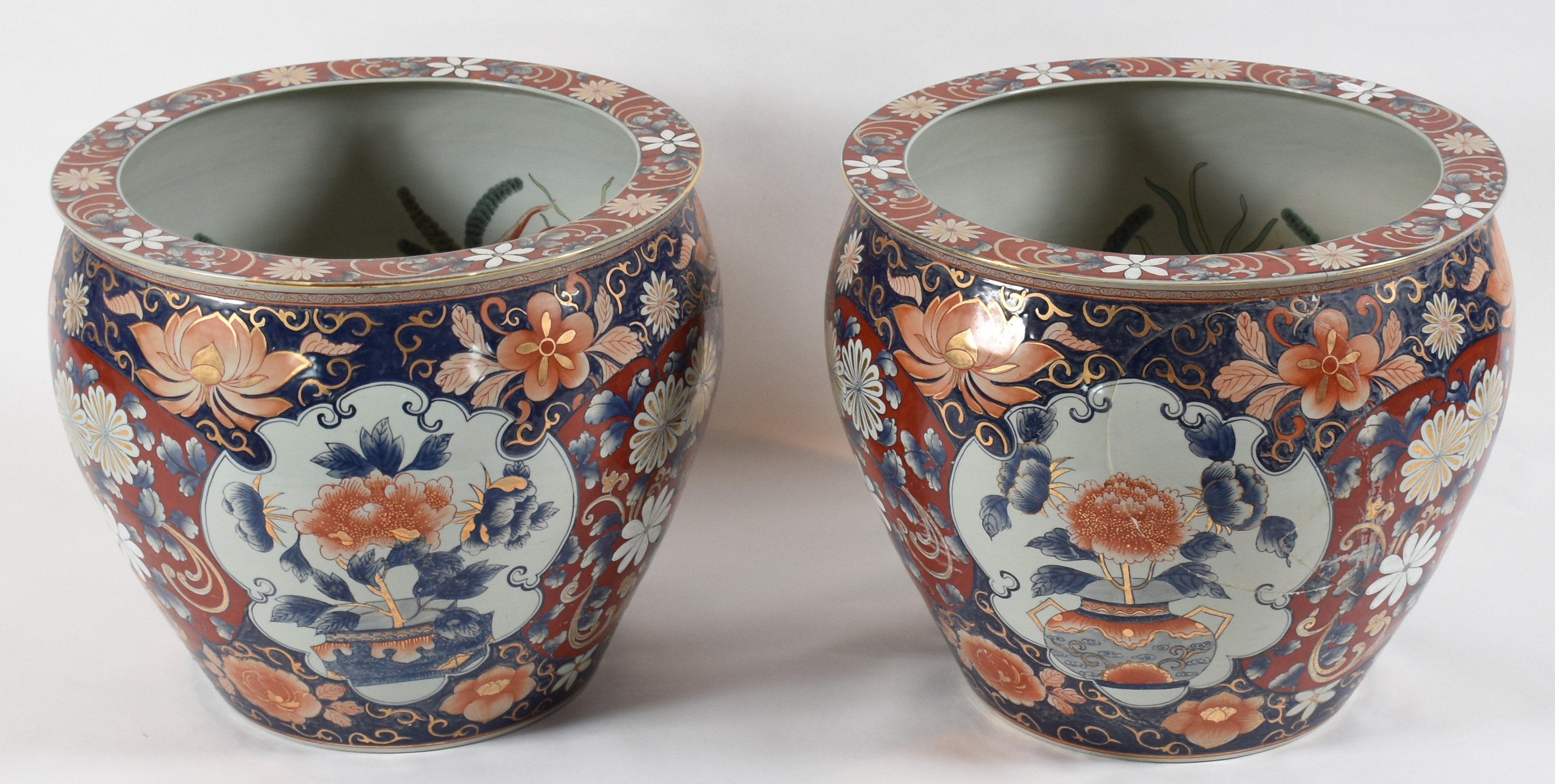 Par de cachepots de porcelana oriental, parte interna com carpas em... - foto 1 de 4