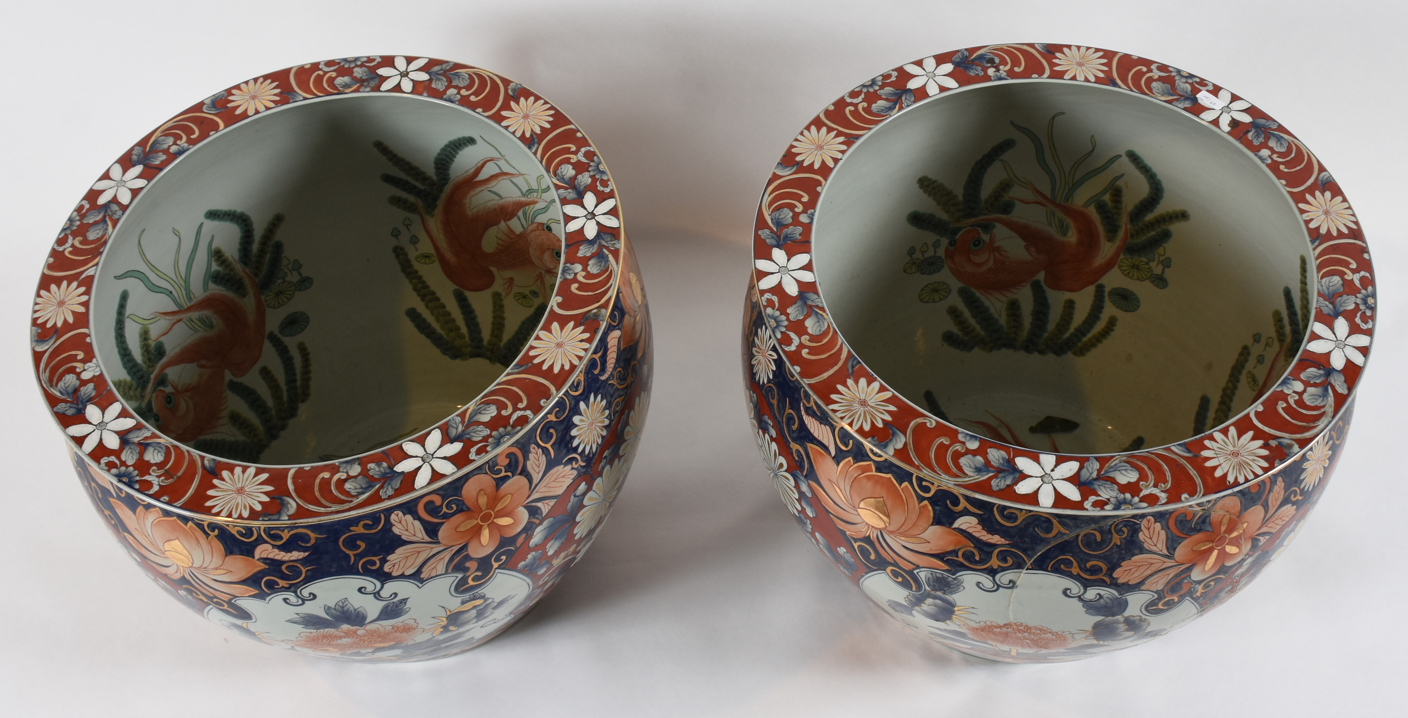 Par de cachepots de porcelana oriental, parte interna com carpas em... - foto 2 de 4