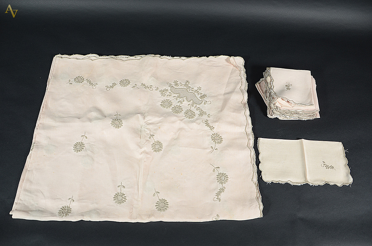 Toalha de linho bege com bordados, medindo 2.90 x 1.70 m, com 24...