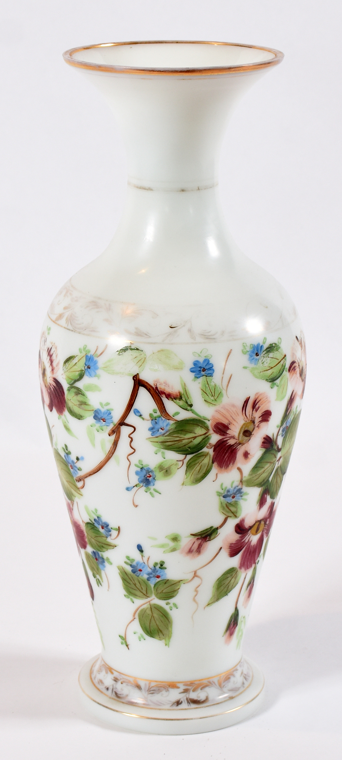 Vaso de opalina branca com flores em policromia. - foto 3 de 4